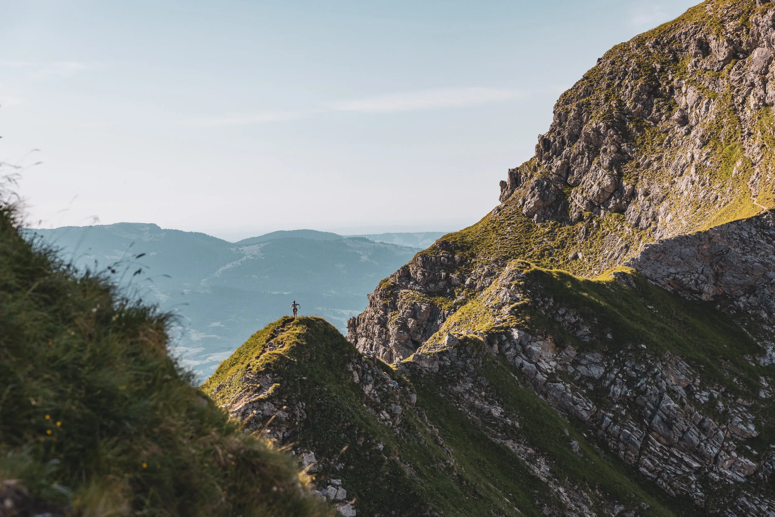 Schmaler Gratweg zwischen Licht und Schatten über dem Oberstdorfer Tal