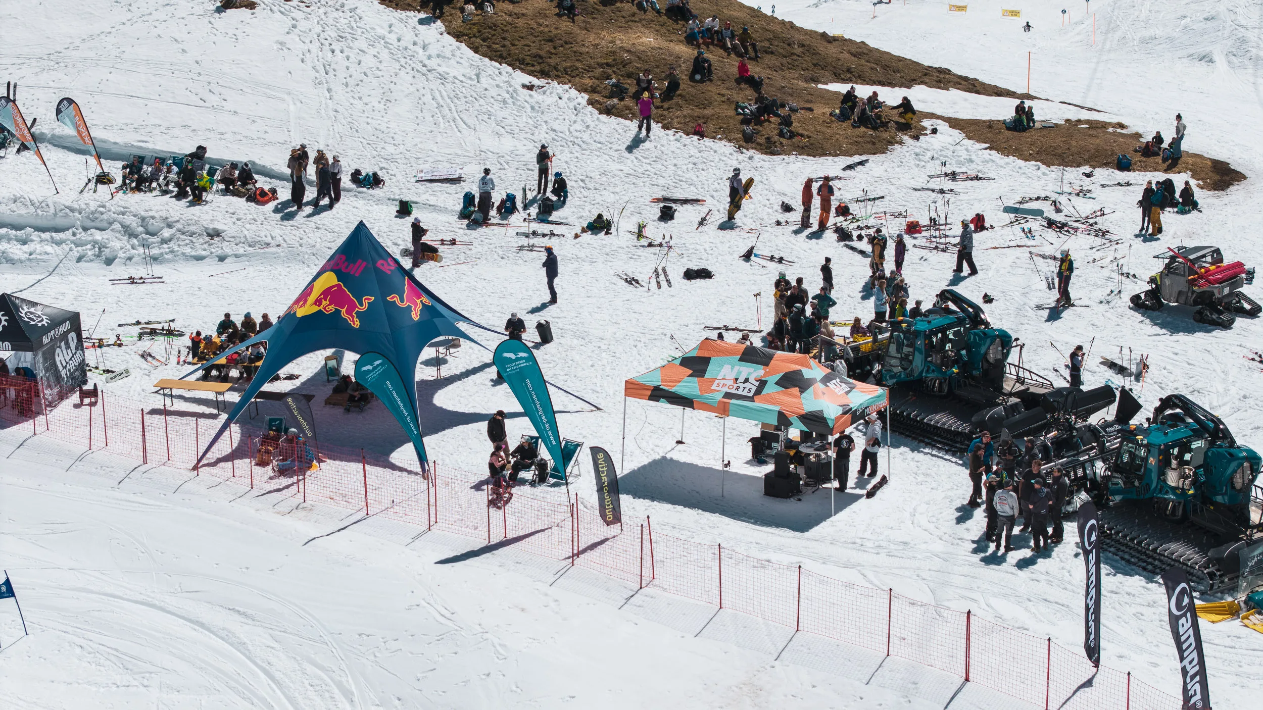 Luftbild des Veranstaltungsgeländes am Nebelhorn mit Banked-Slalom-Kurs und Red-Bull-Zelt im Firn