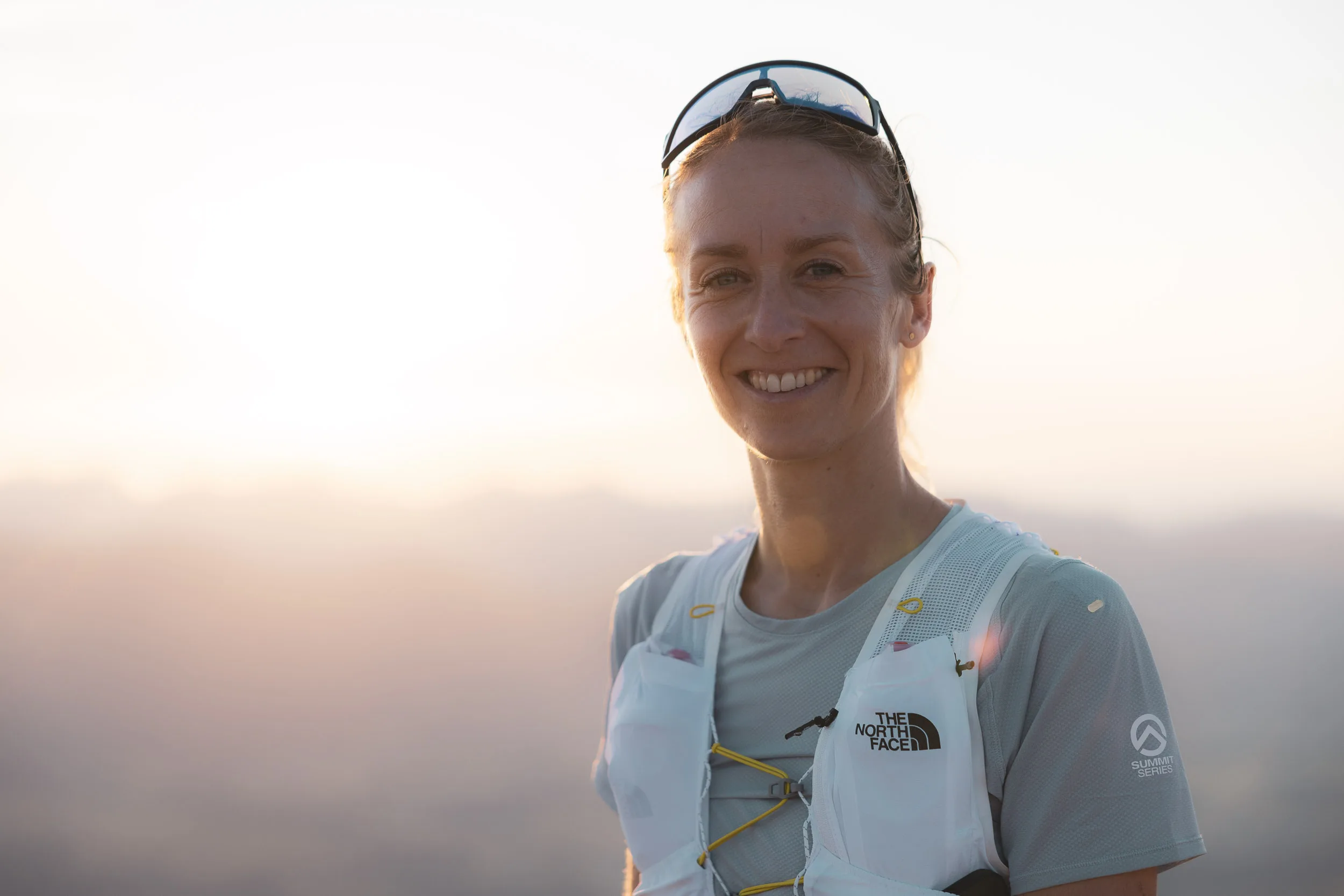 Porträt von Ronja Morell nach dem Trailrun im weichen Abendlicht