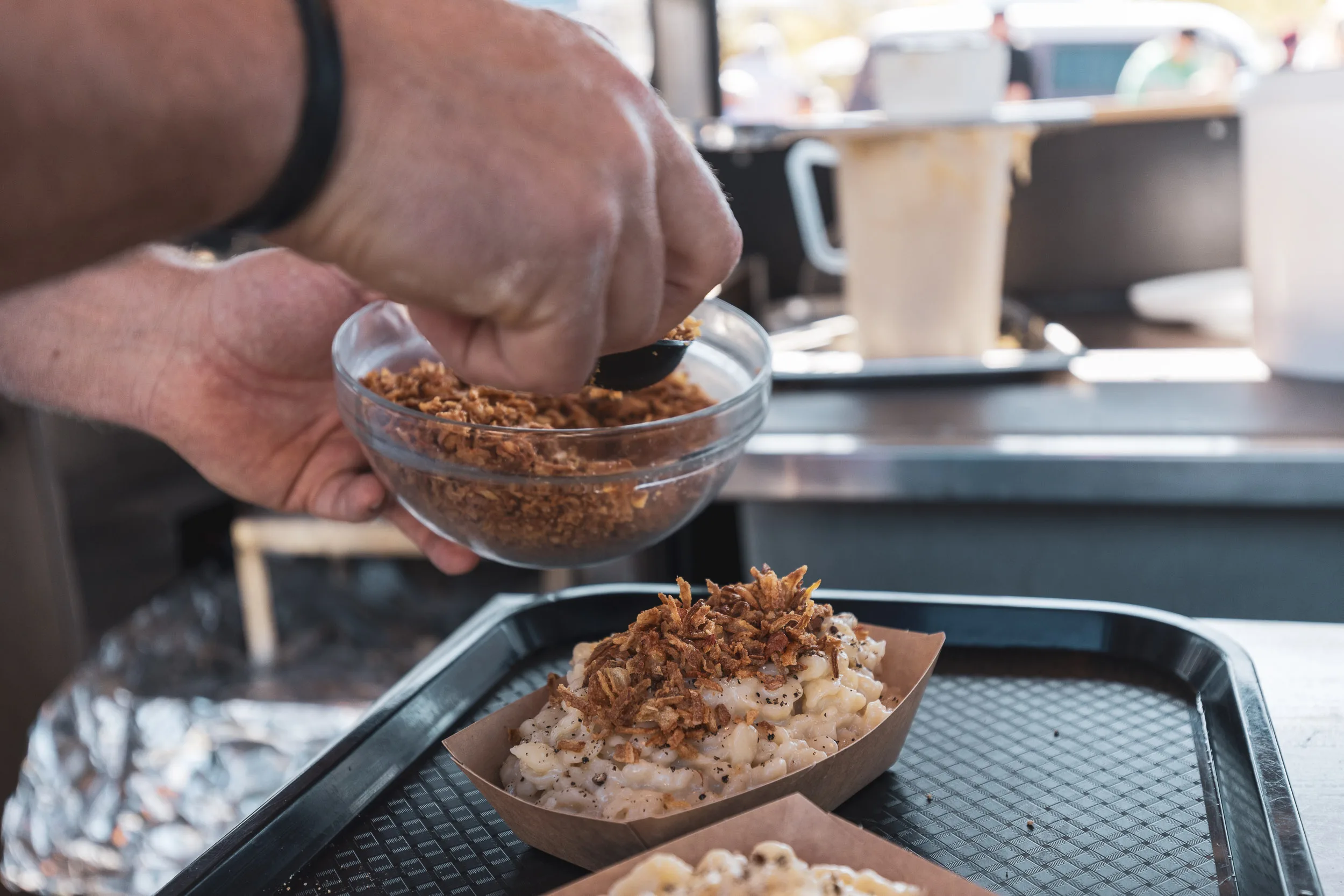 Frisch gemachter Kaiserschmarrn und ein Kaffee auf einem Tablett an der Après-Bar