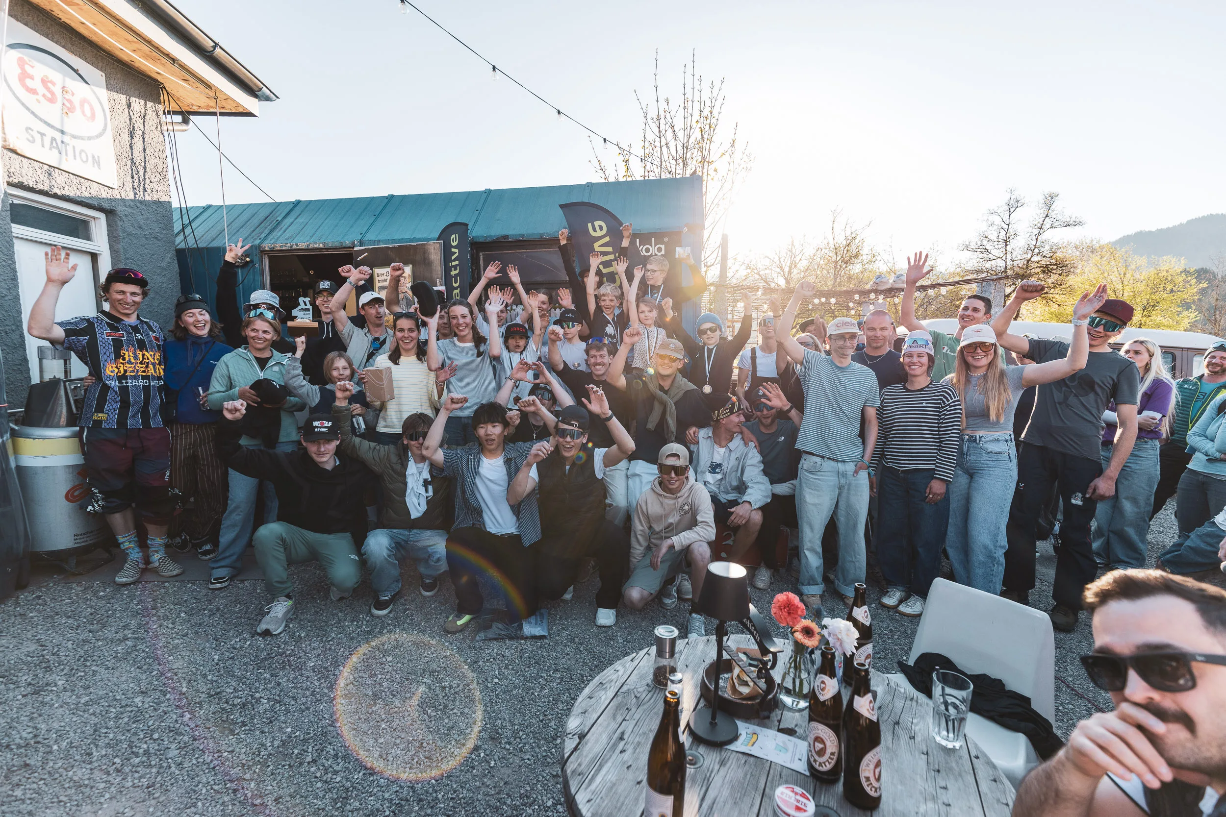 Großes Gruppenfoto der Teilnehmer im Gegenlicht der Abendsonne zum Abschluss des Events