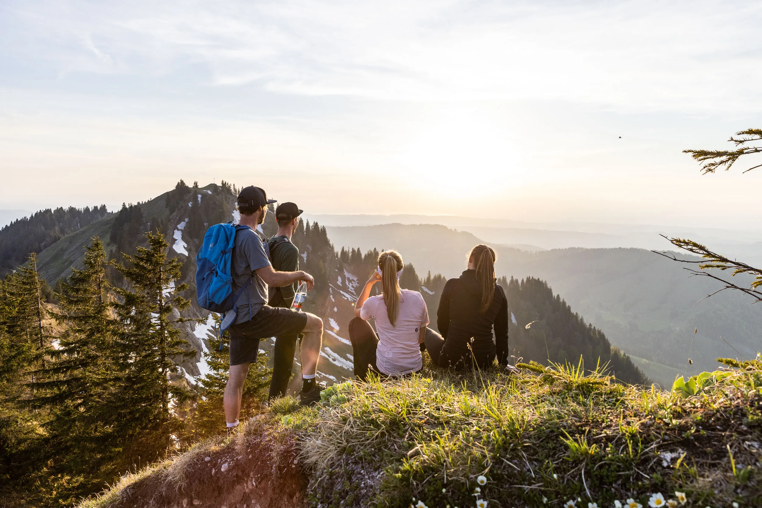 Wandernde auf einem Bergweg am Hochgrat mit Blick über das Allgäu.