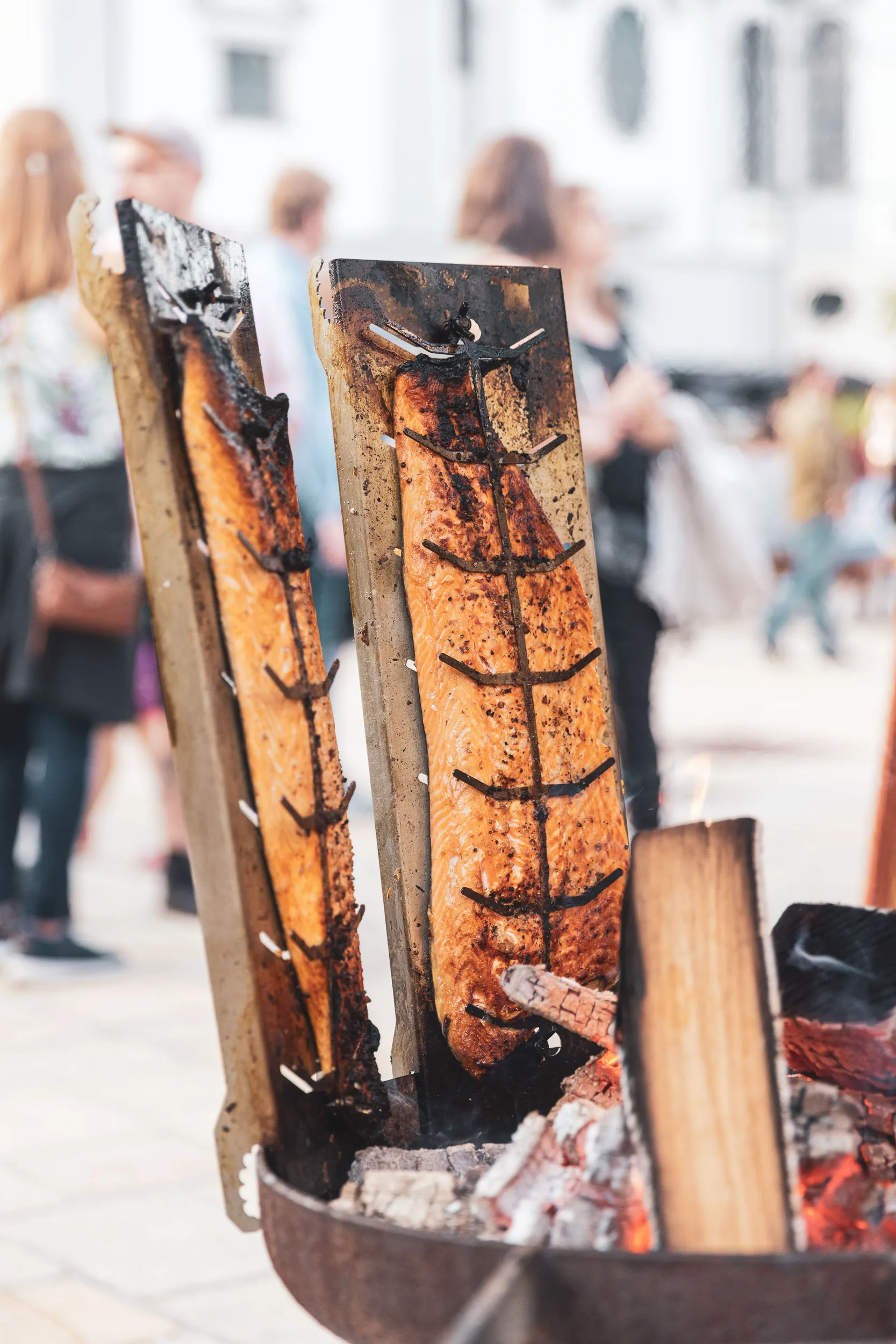 Gegrillter Fisch an einem Street Food Stand.
