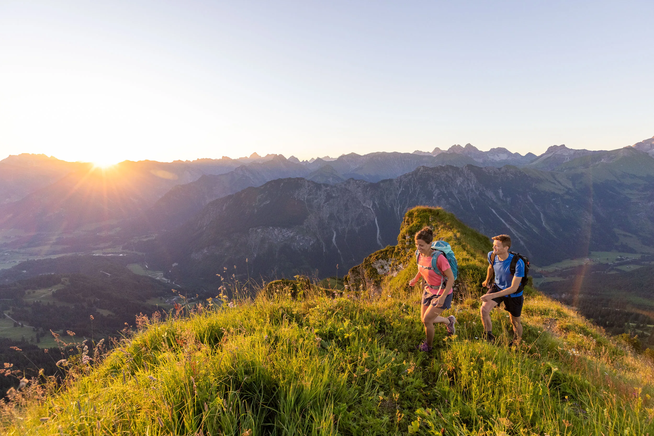 Wendelin Thannheimer und Agnes Zobel beim Wandern im Morgenlicht am Fellhorn/Söllereck.