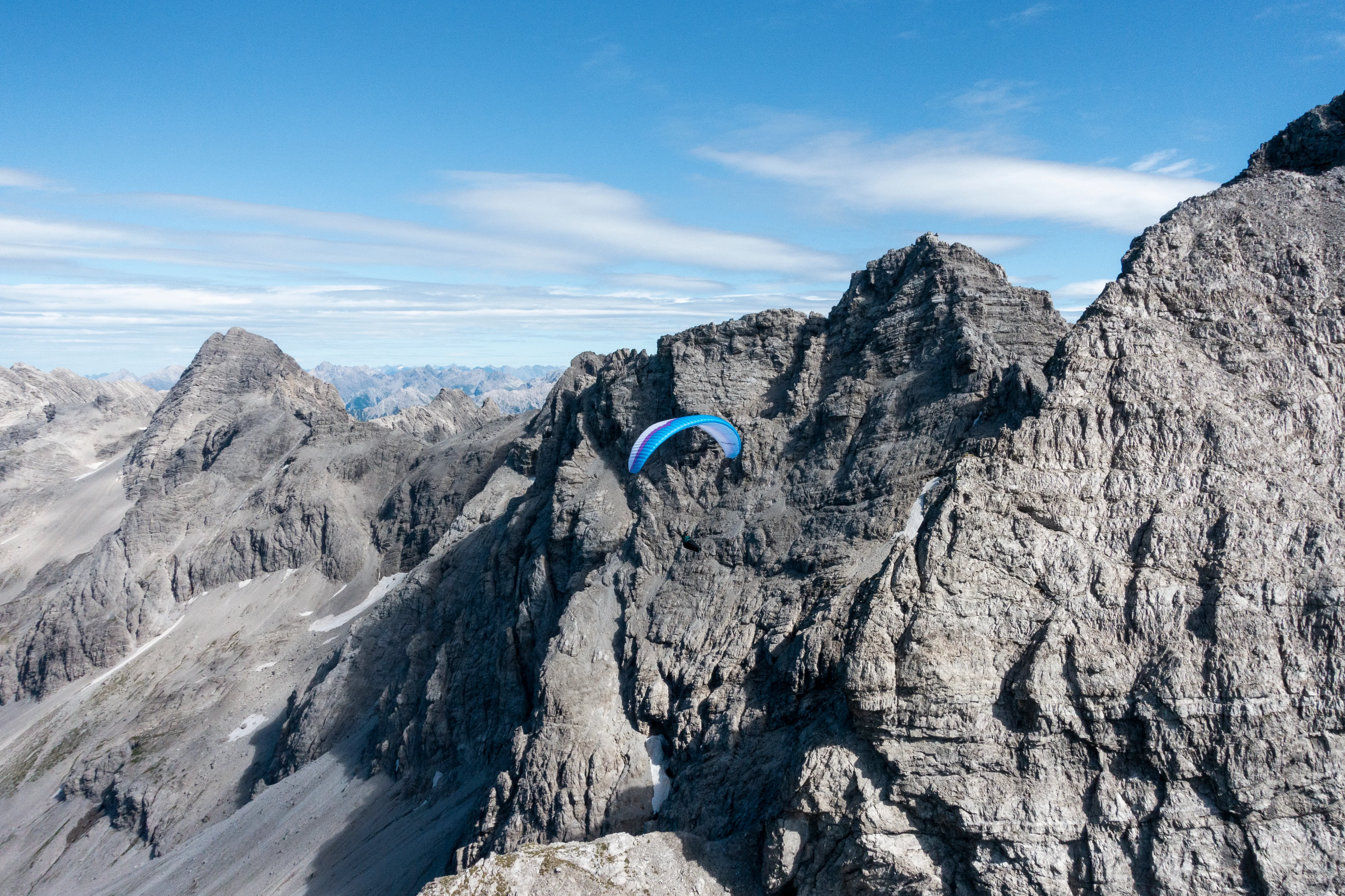 Gleitschirm über den Bergen im Oberallgäu.