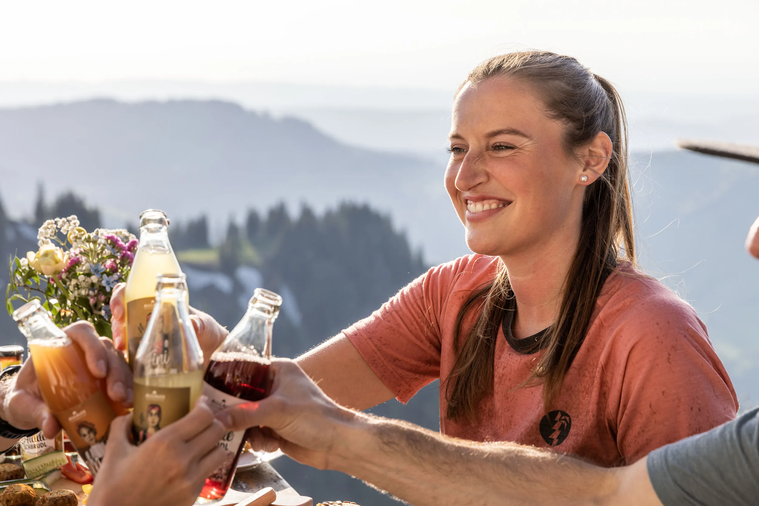 Brotzeit und Getränke auf einem Tisch mit Bergblick am Hochgrat.