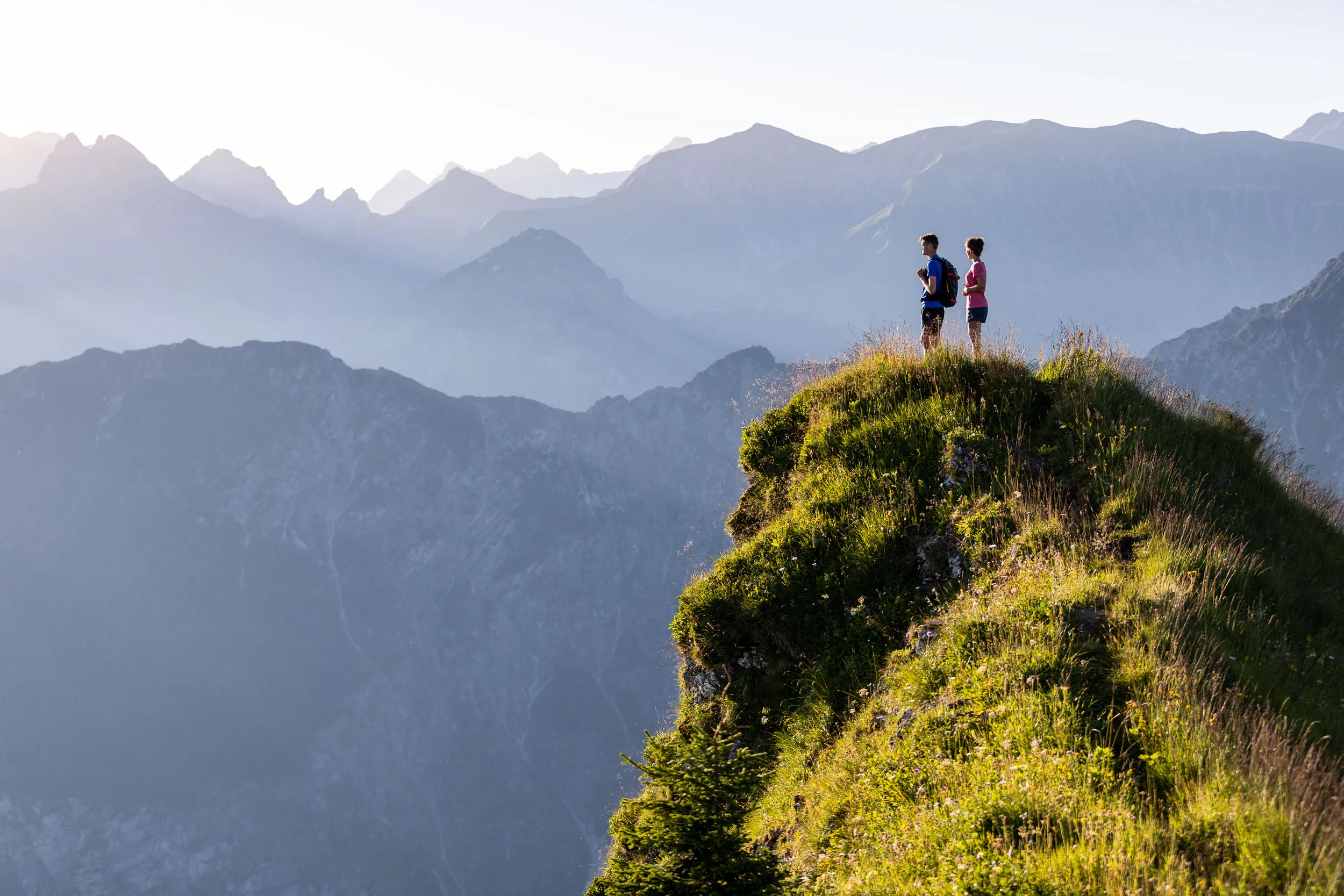 Wendelin Thannheimer und Agnes Zobel beim Wandern im Morgenlicht am Fellhorn/Söllereck.