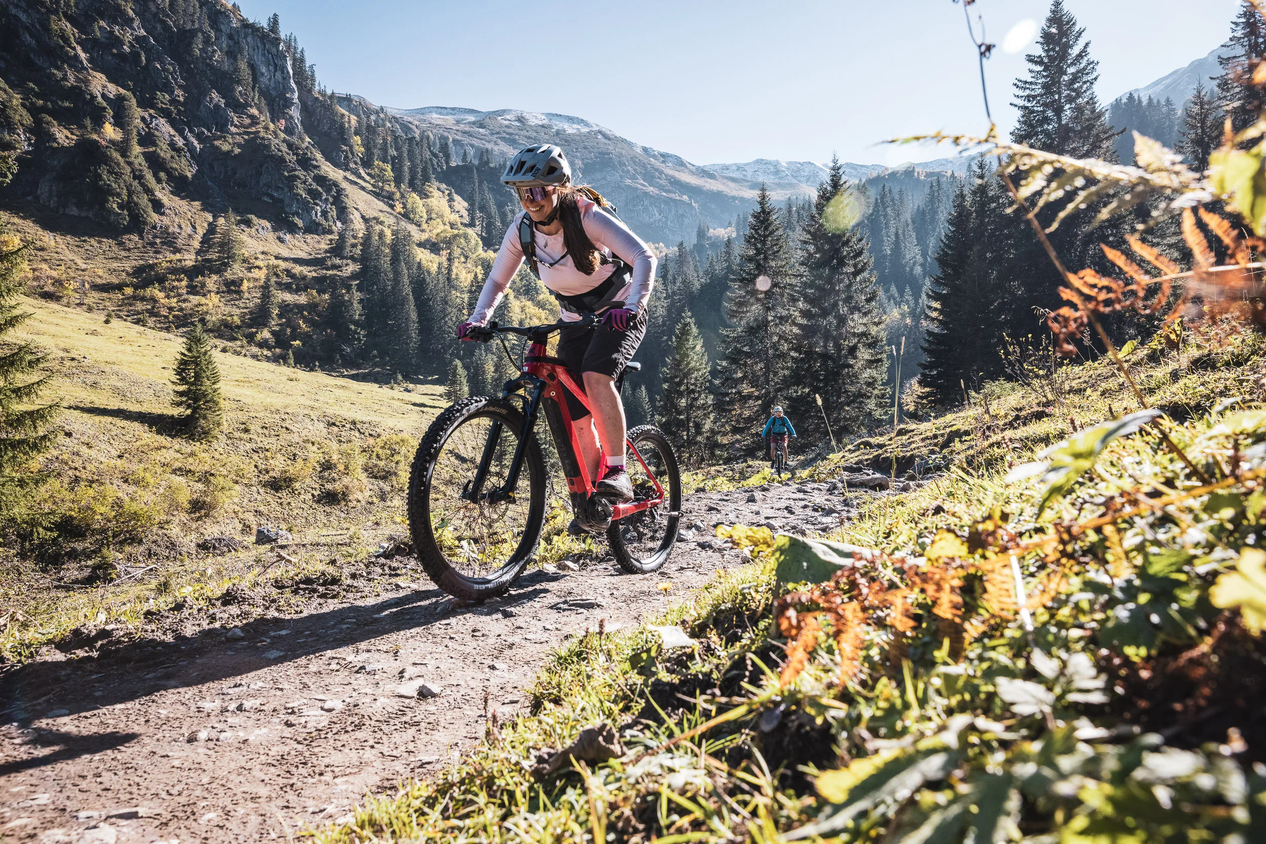 Silvi Vogel fährt mit dem Mountainbike auf einem Trail über dem Kleinwalsertal