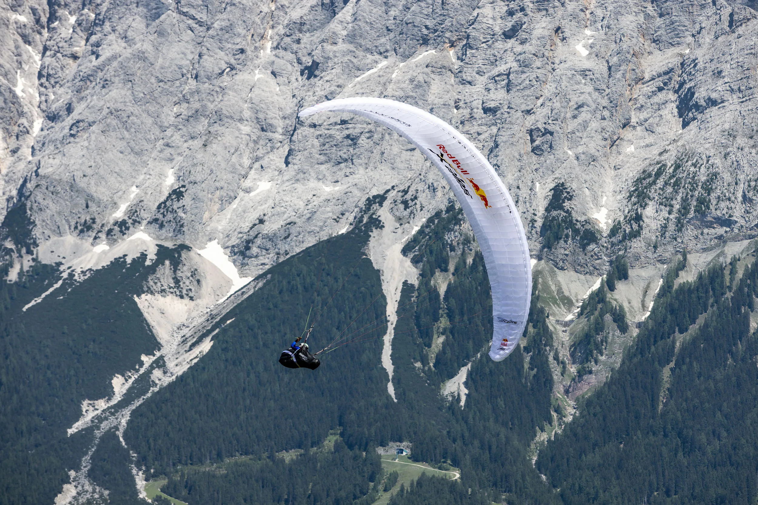 Eli Egger fliegt mit Gleitschirm vor dem Zugspitzmassiv bei Ehrwald.