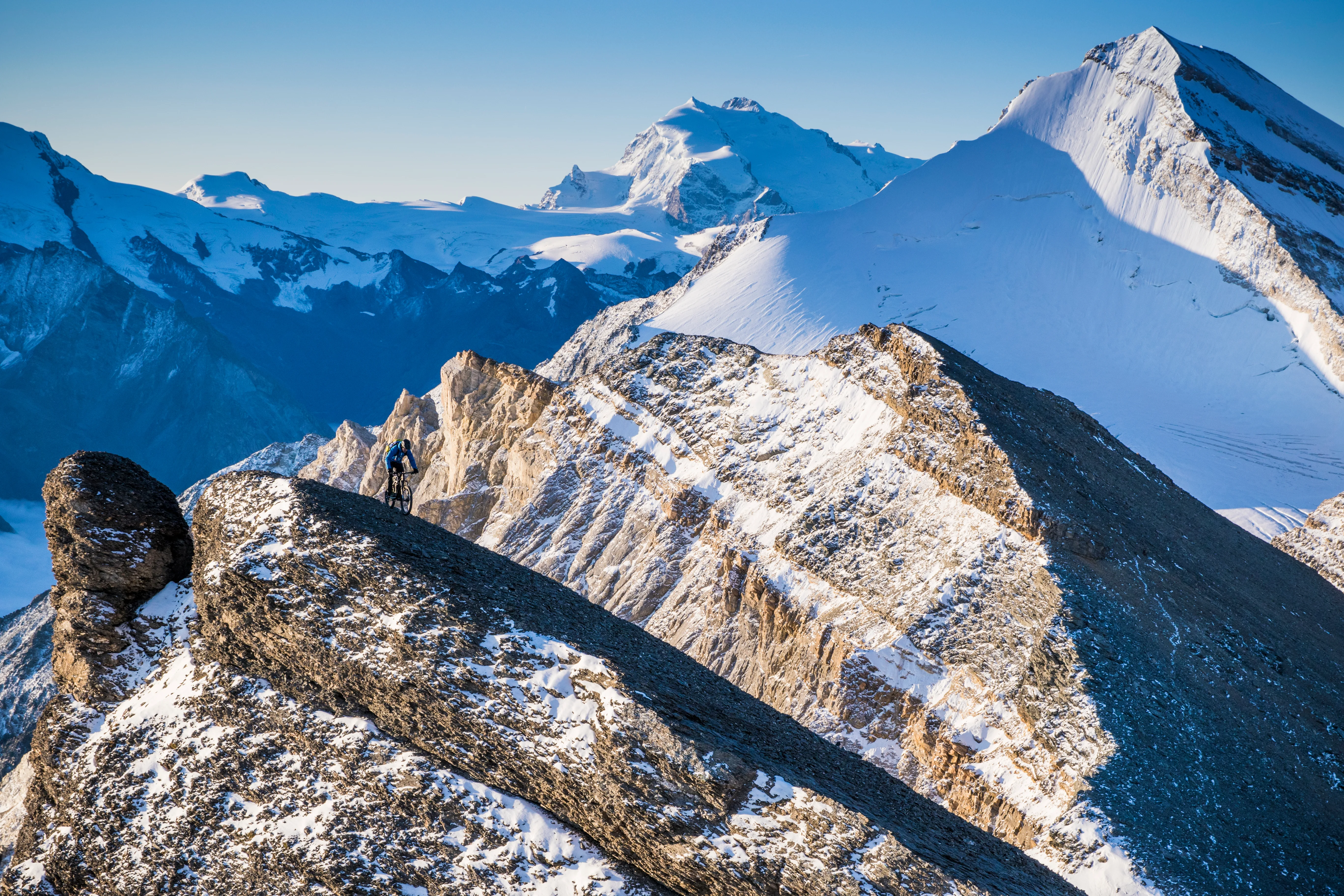 Ein weiter Blick zeigt schroffe Gipfel und Gletscher im hochalpinen Wallis.
