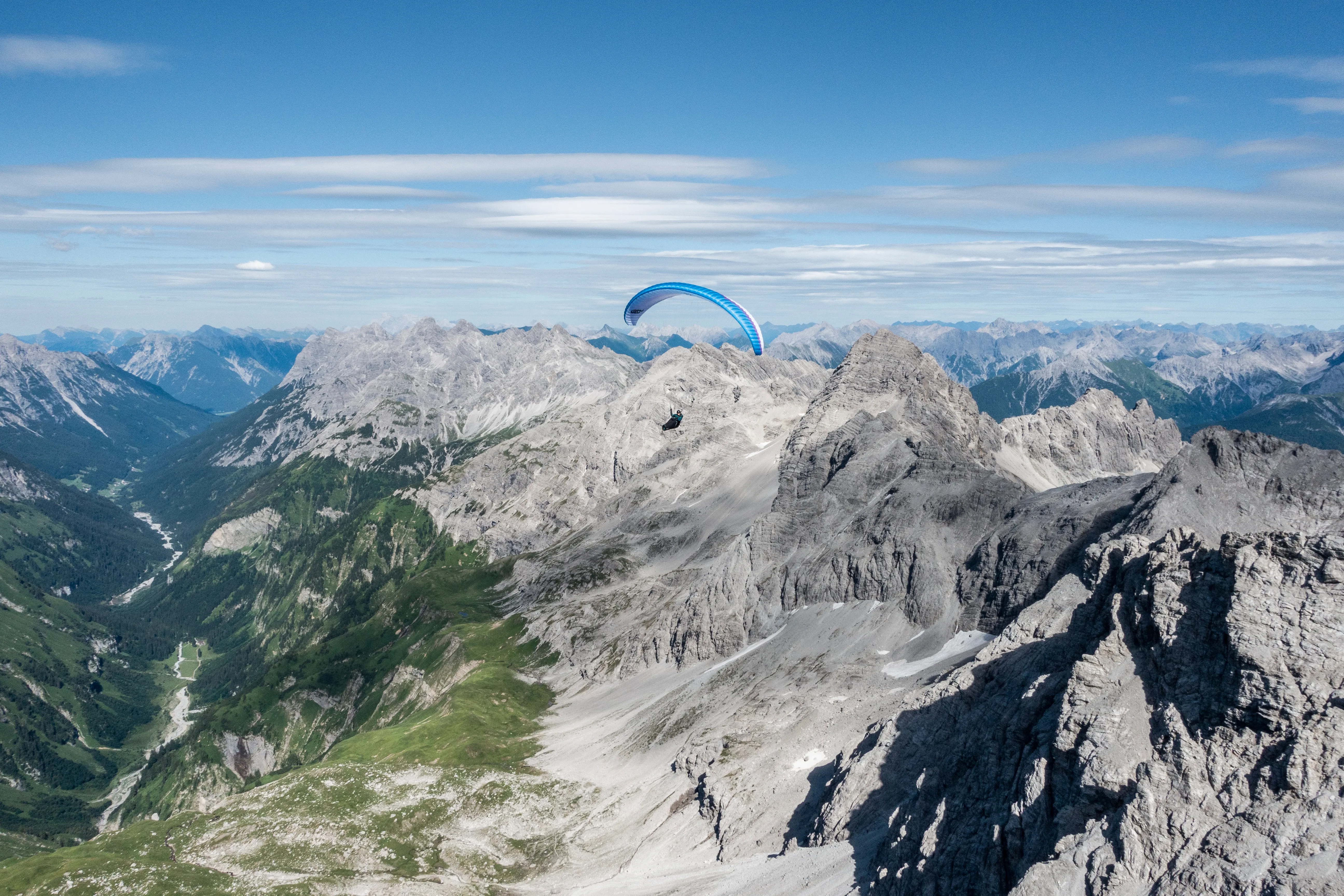 Gleitschirm über den Bergen im Oberallgäu.