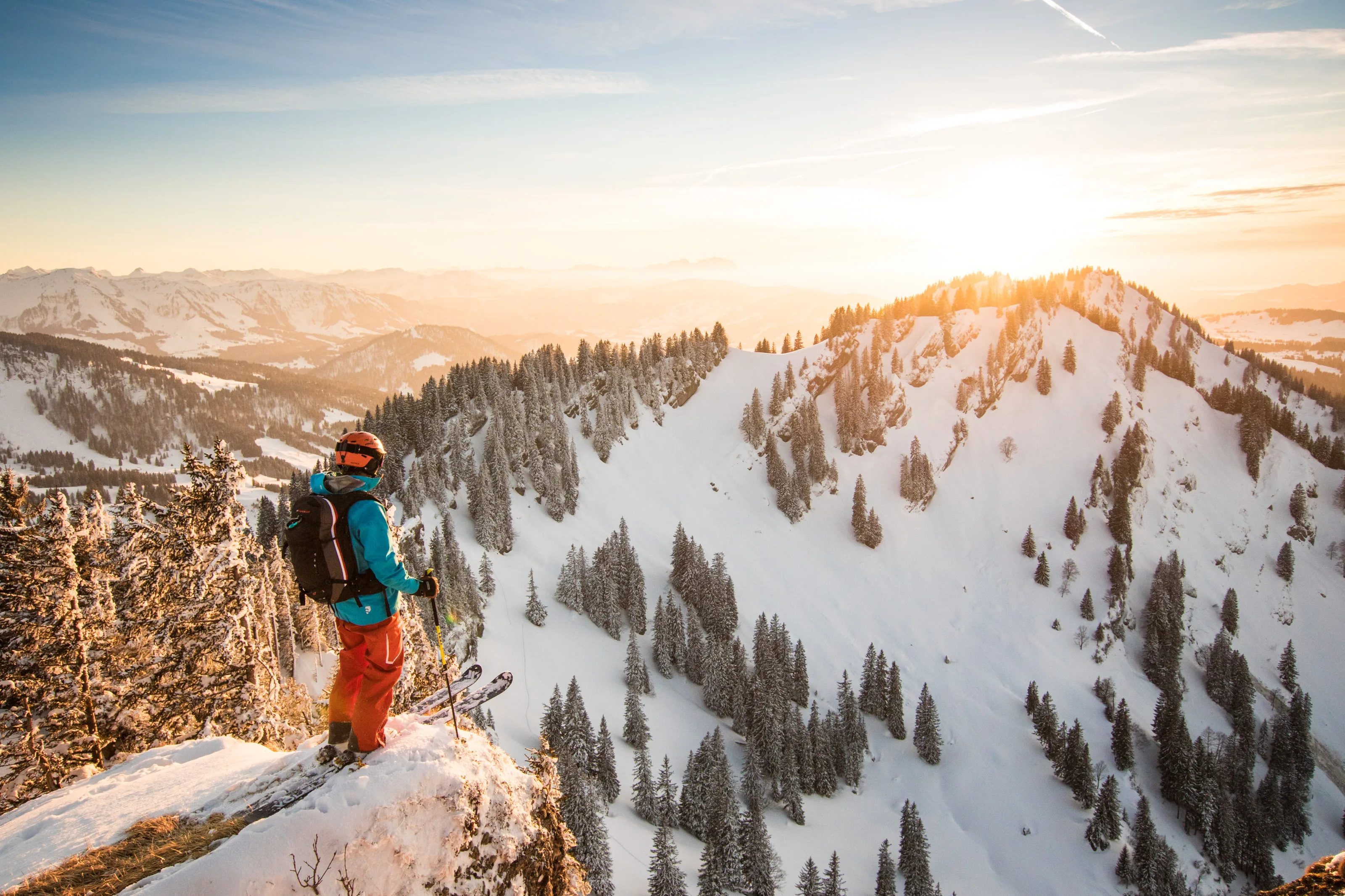 Florian Häusler steht mit Skiern über einem verschneiten Hang am Hochgrat.