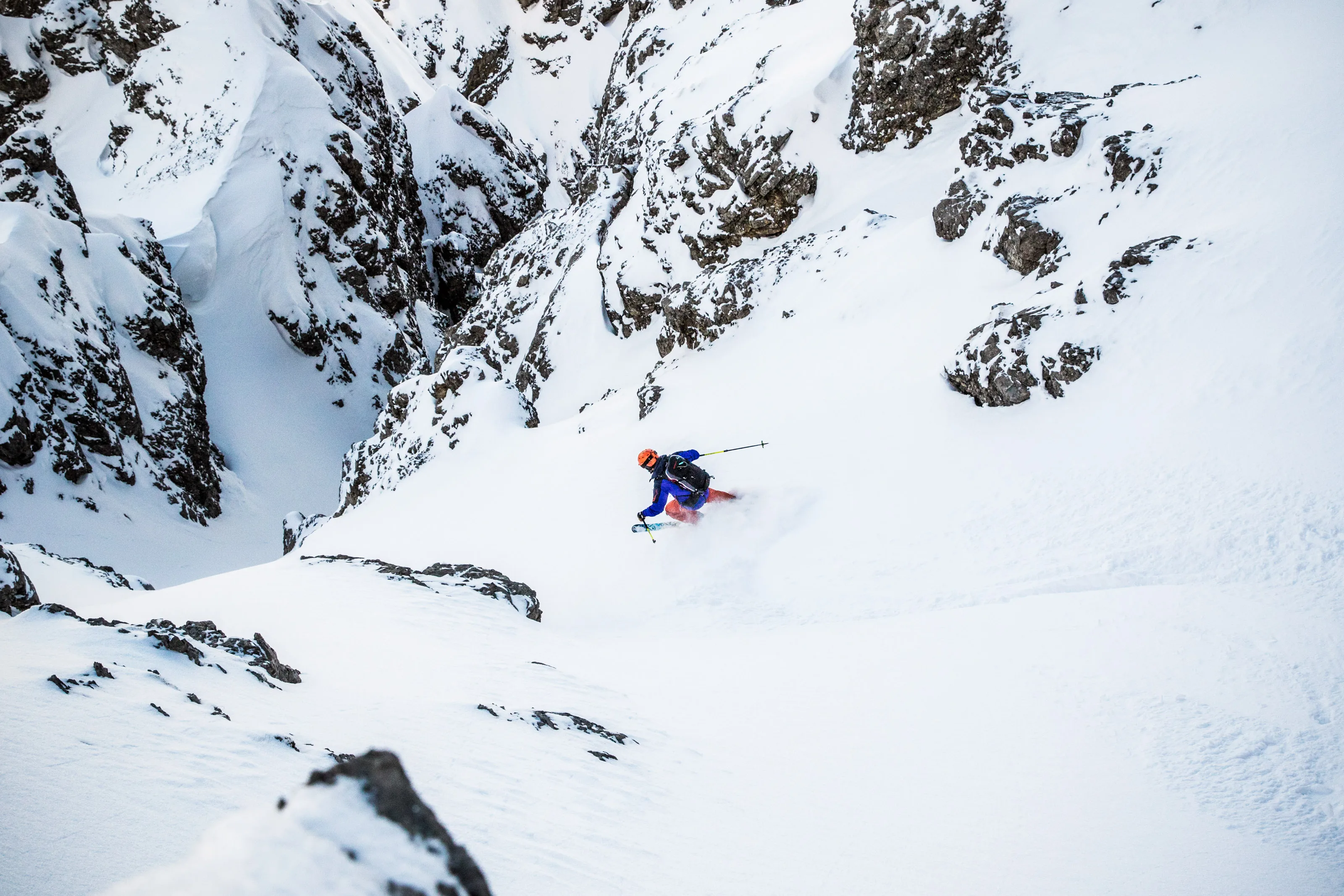 Florian Häusler bei der Skiabfahrt über einer verschneiten Rinne am Thaneller.