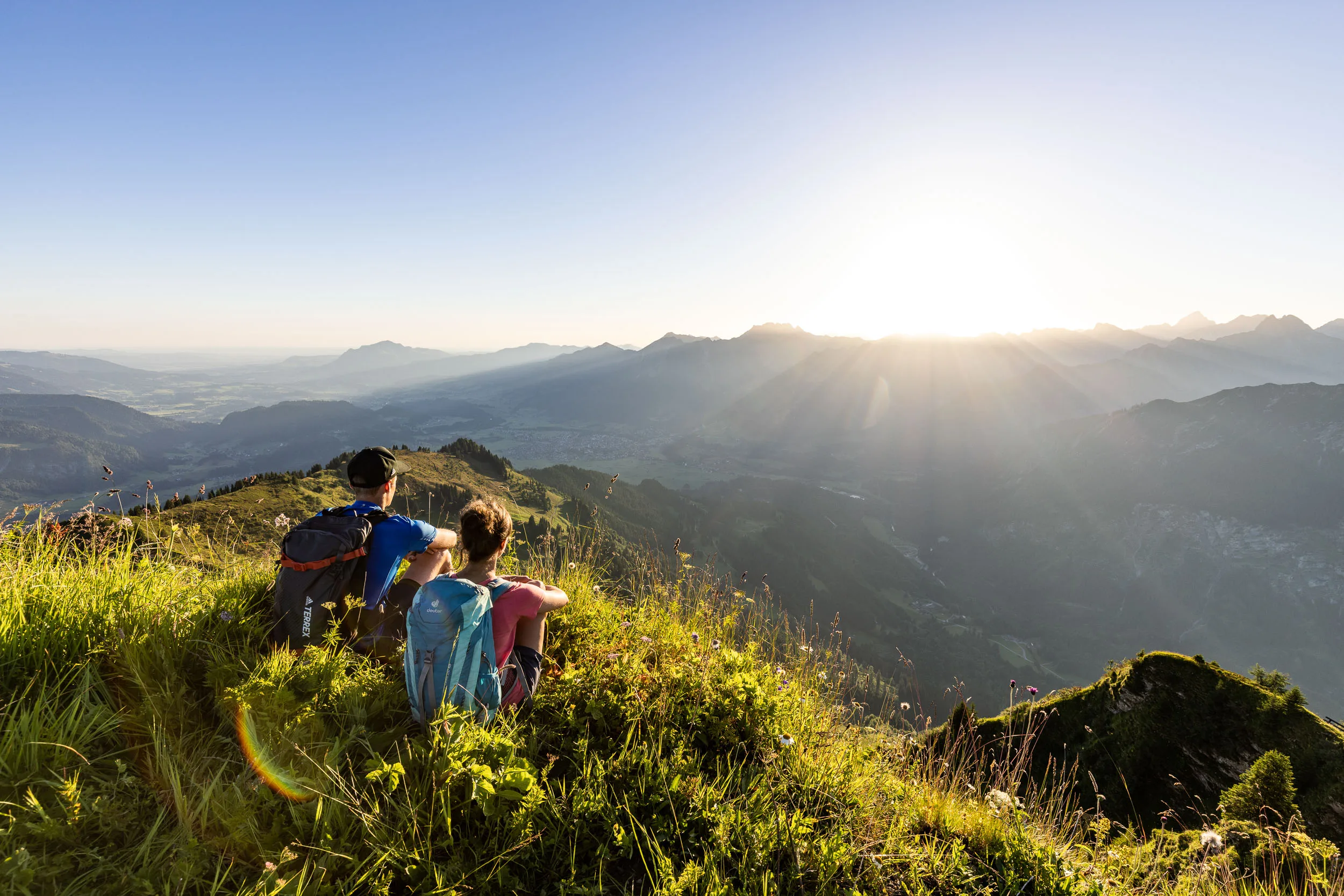 Wendelin Thannheimer und Agnes Zobel beim Wandern im Morgenlicht am Fellhorn/Söllereck.