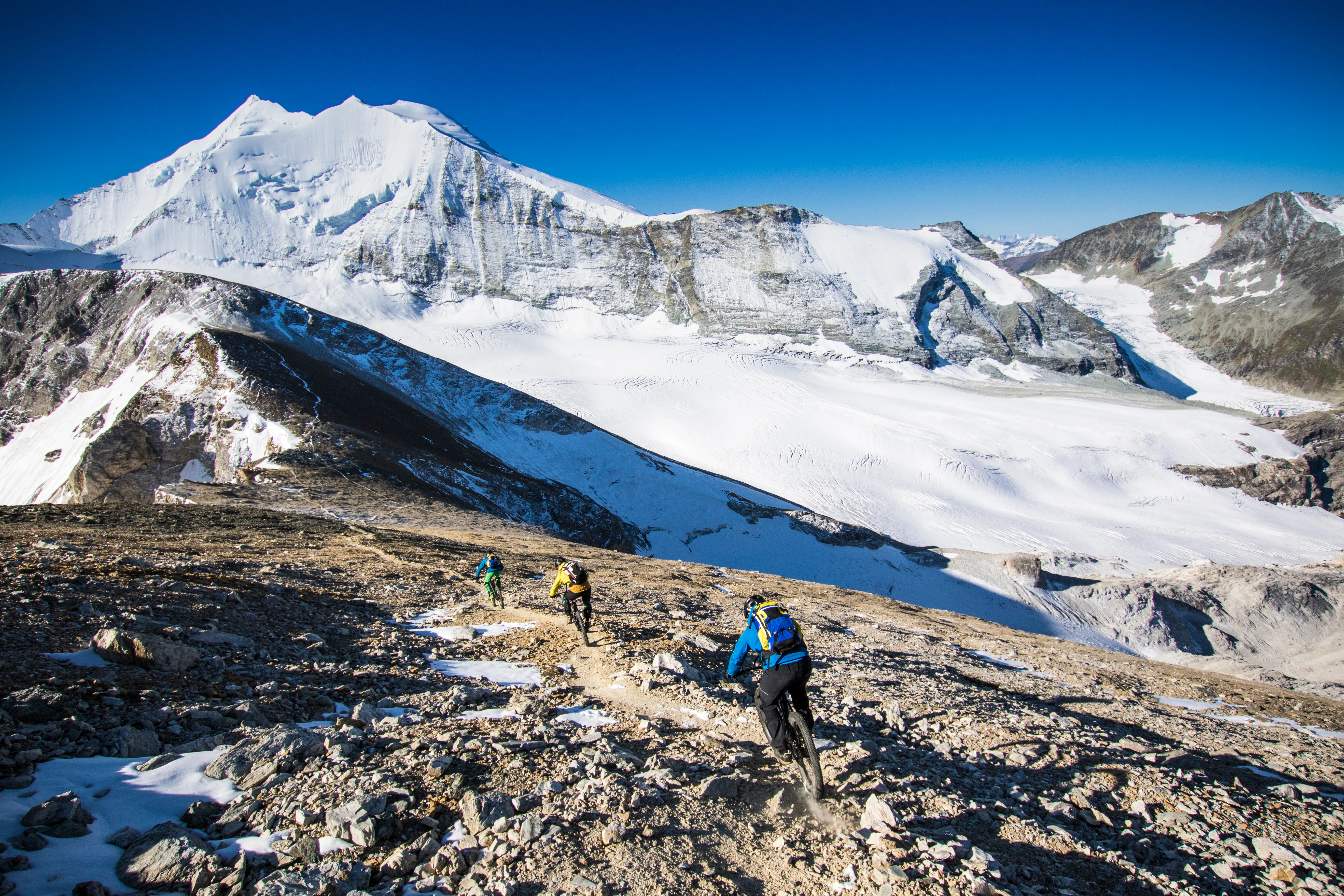 Florian Bergmann fährt mit dem Mountainbike auf einem hochalpinen Trail am Barrhorn.