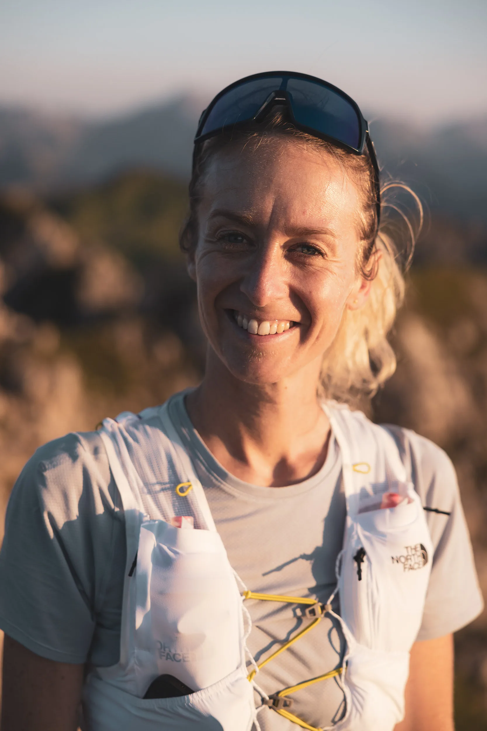 Porträt von Ronja Morell nach dem Trailrun im warmen Abendlicht