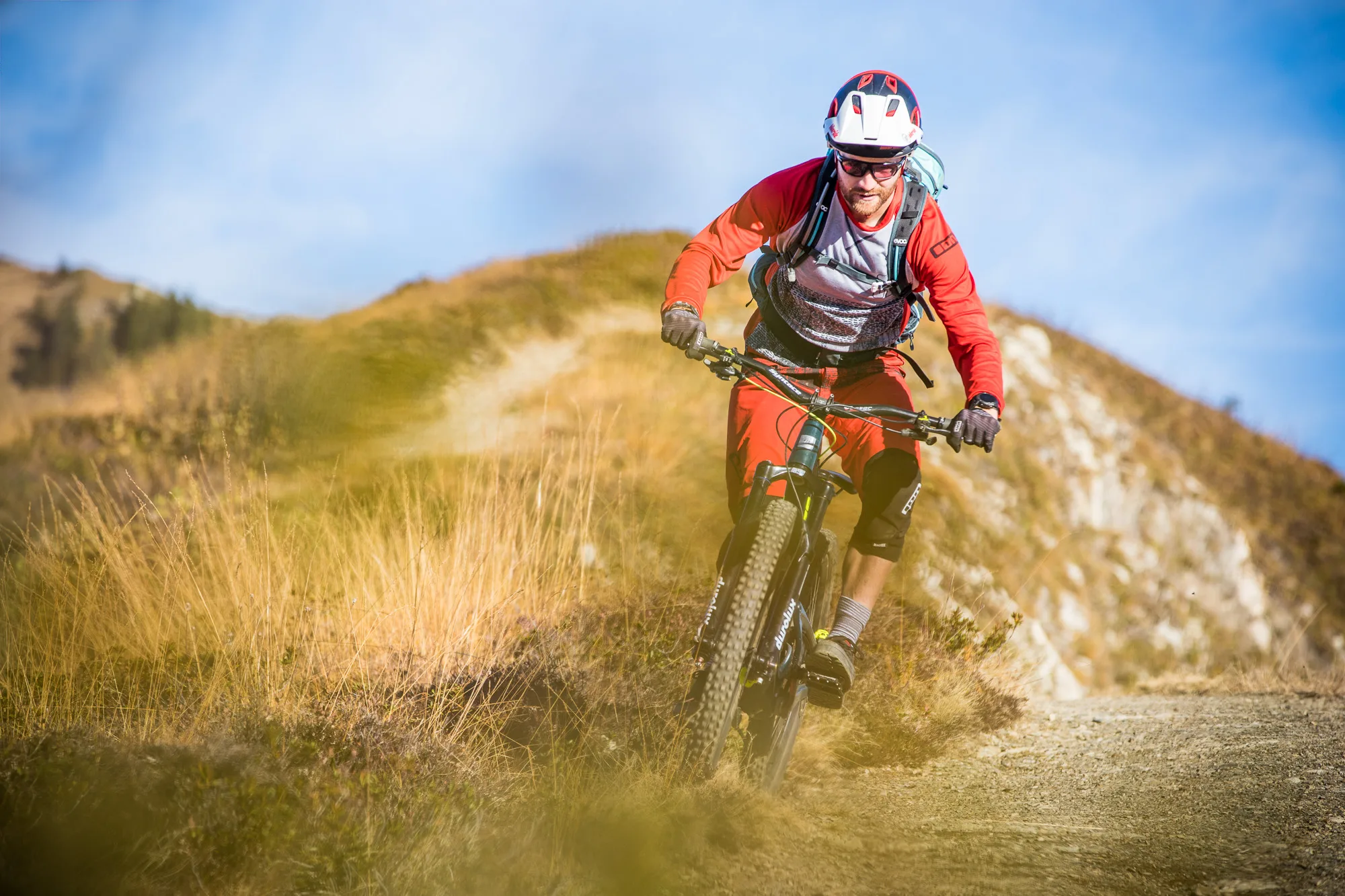 Max mit seinem Bike auf dem Trail