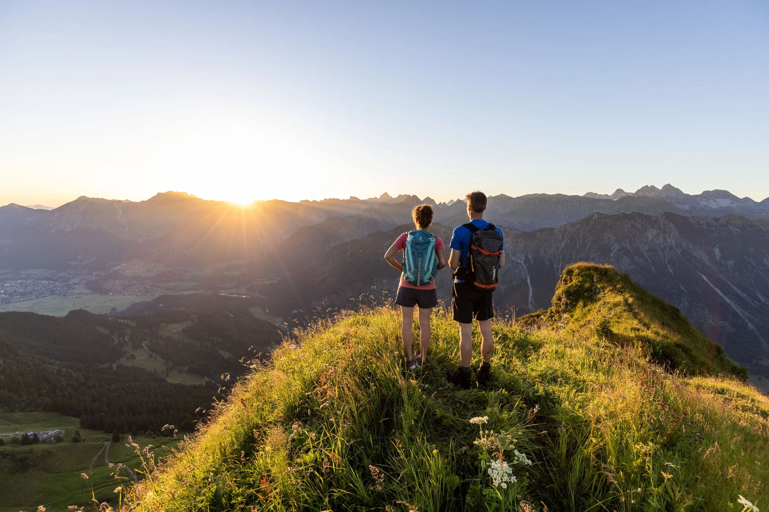 Wendelin Thannheimer und Agnes Zobel beim Wandern im Morgenlicht am Fellhorn/Söllereck.