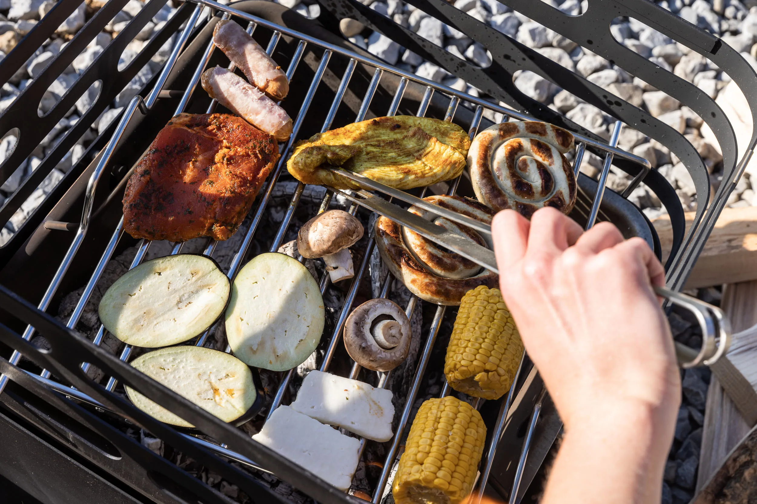 Menschen beim Grillen an einer Feuerstelle mit Blick über die Nagelfluhkette.