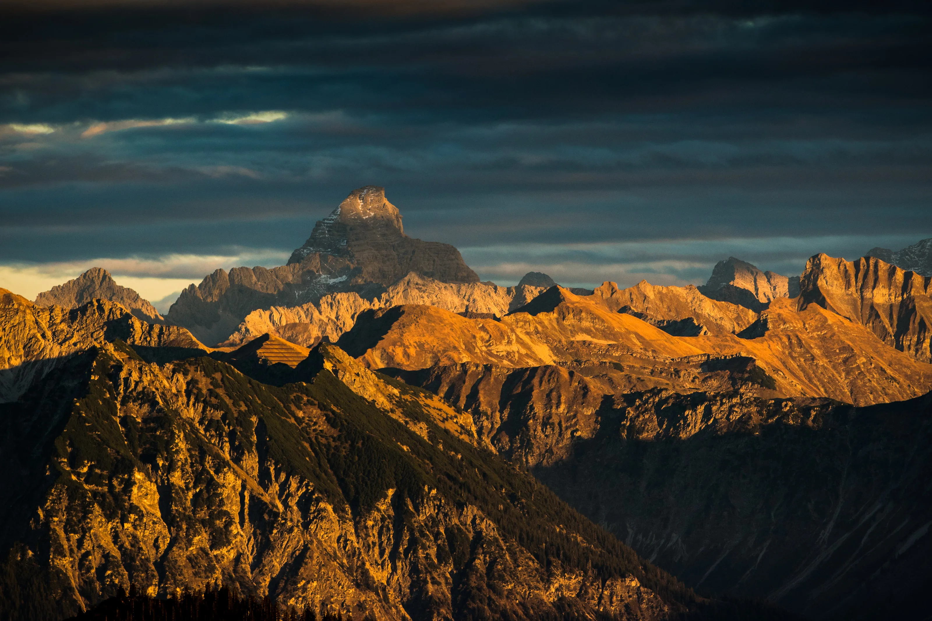 Florian Häusler fährt auf einem Bergtrail im Abendlicht.