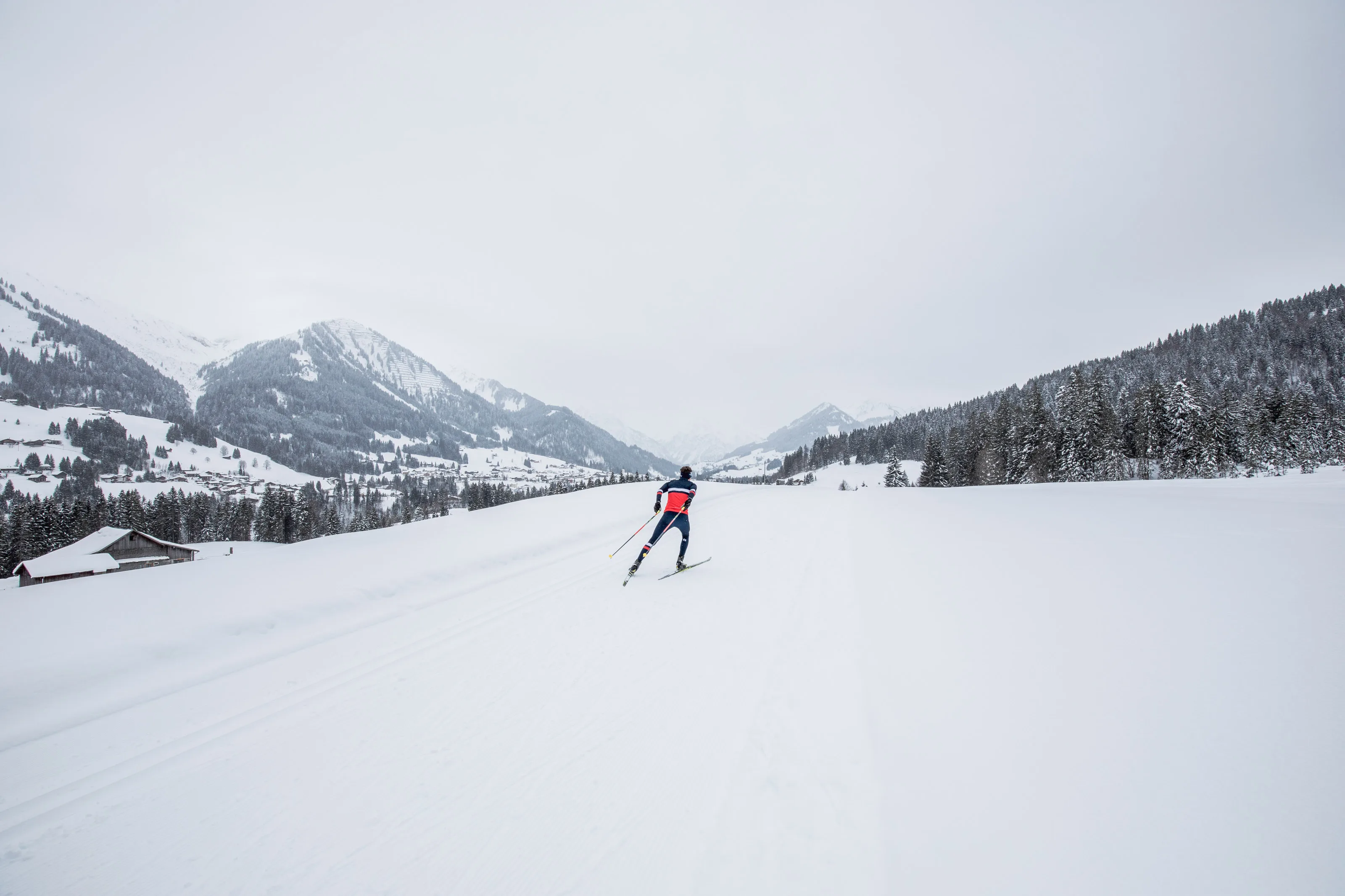Michael Schnetzer beim Skating-Langlauf auf einer Loipe über dem Kleinwalsertal.
