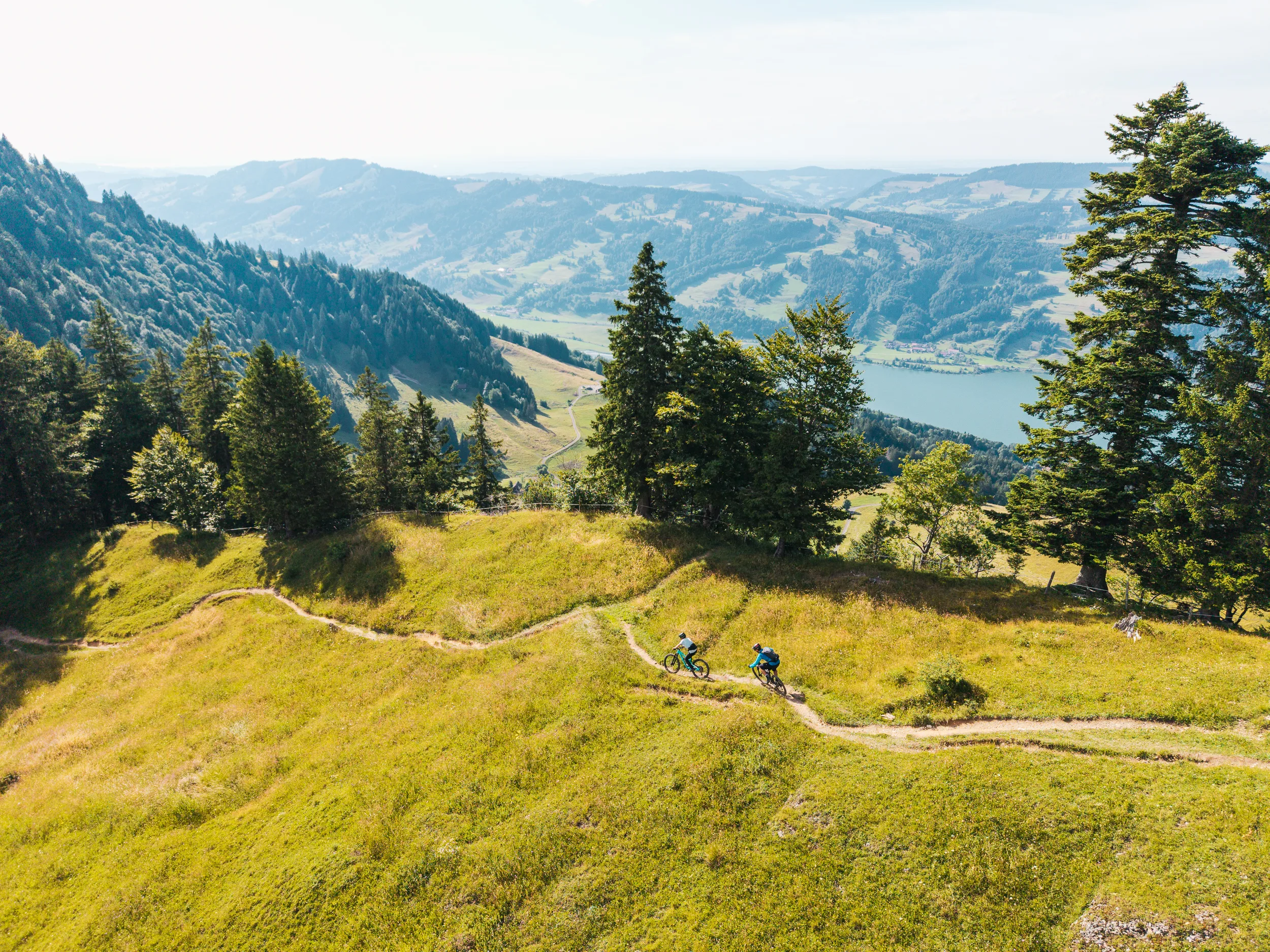 Florian Häusler und Kilian Morell fahren auf einem Bergtrail oberhalb des Großen Alpsees