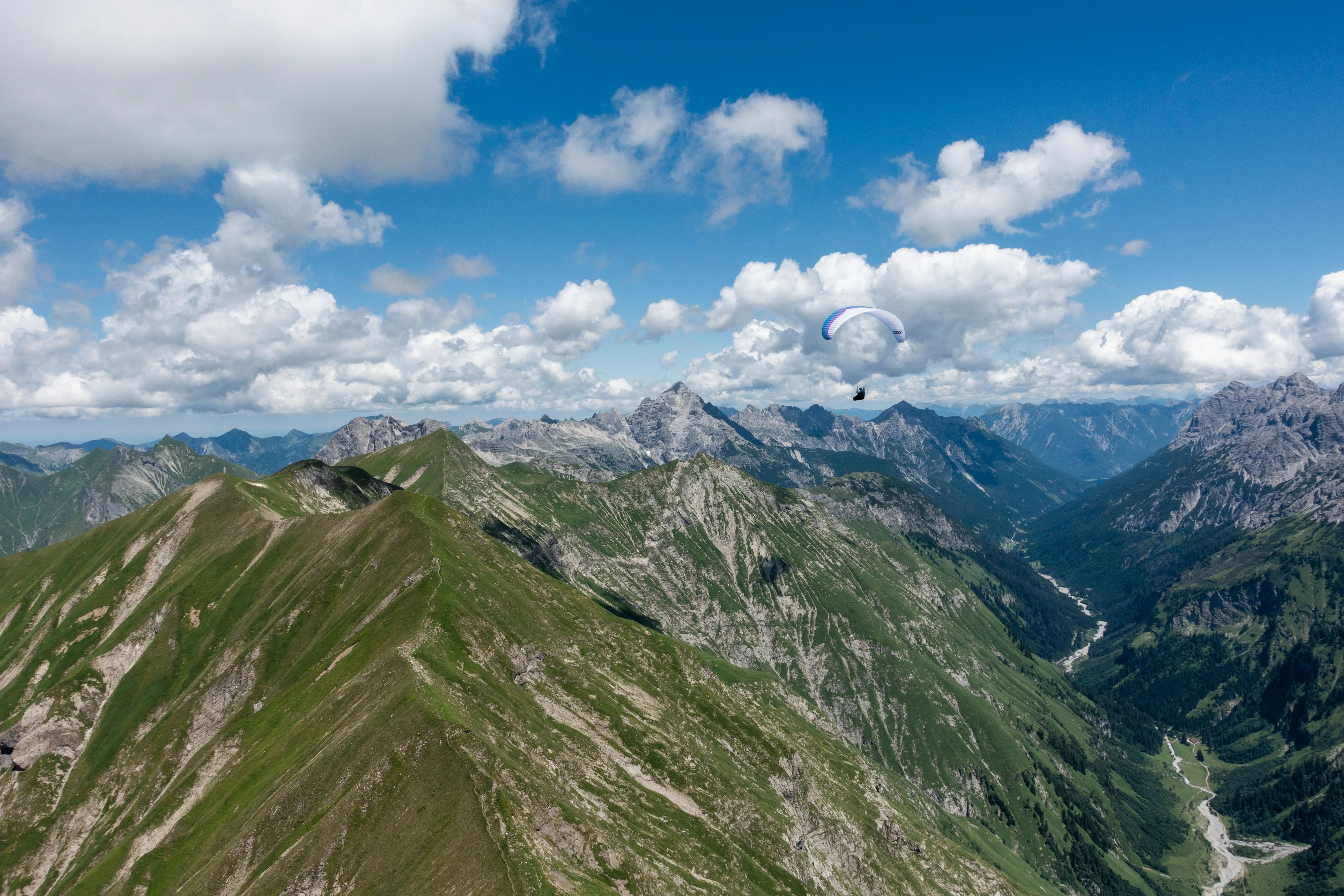 Gleitschirm über den Bergen im Oberallgäu.