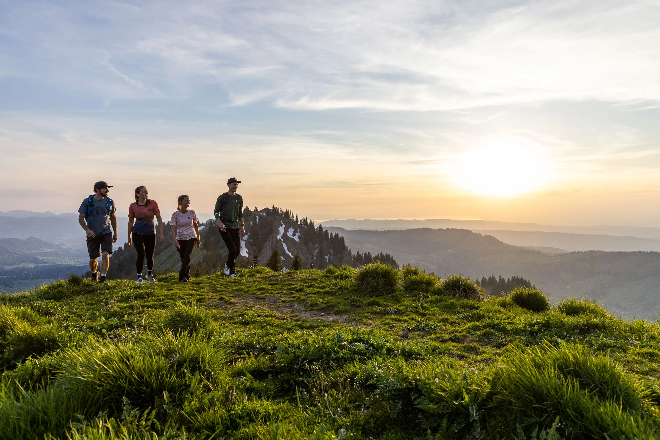 Wandernde auf einem Bergweg am Hochgrat mit Blick über das Allgäu.