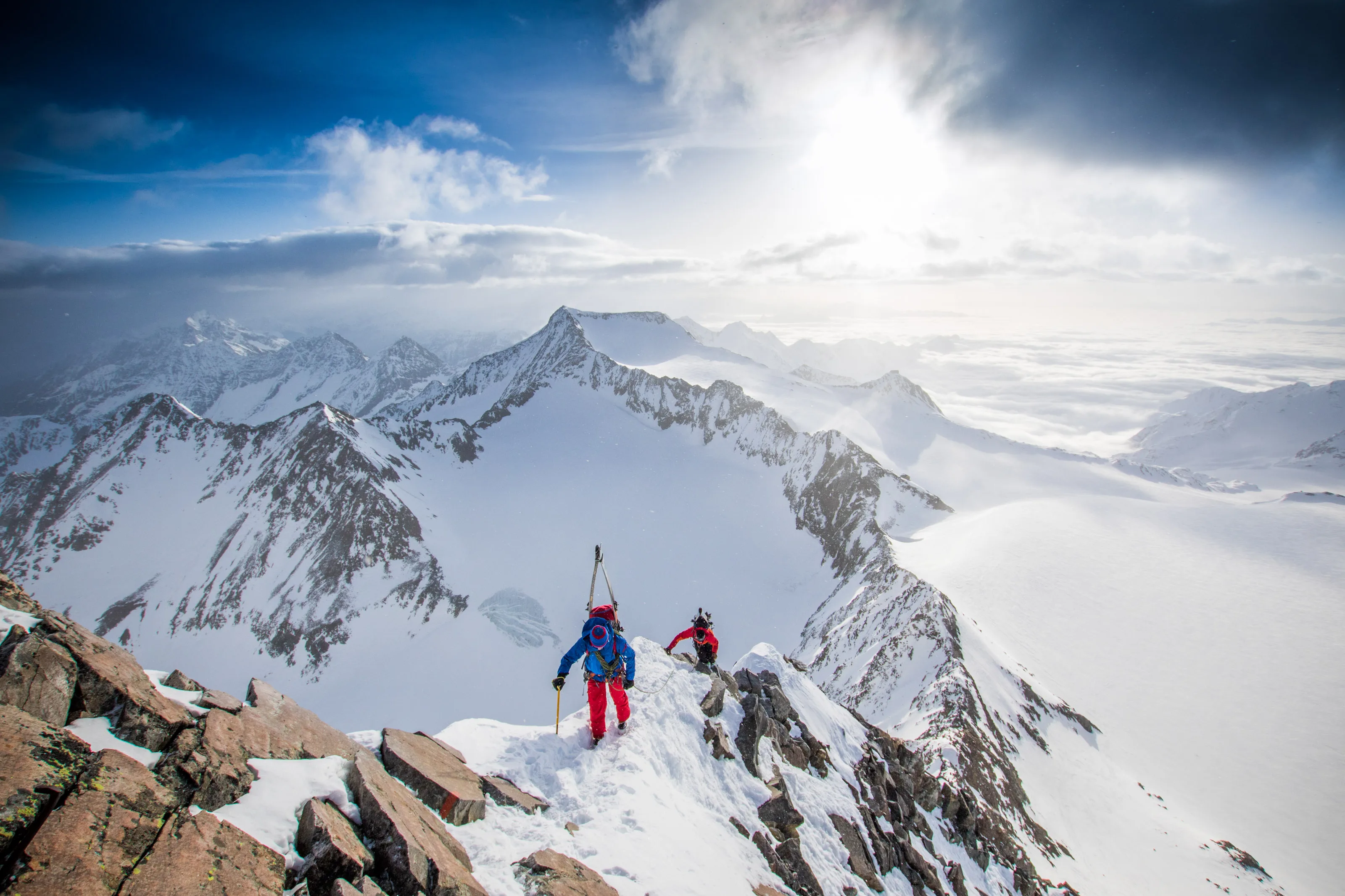 Florian Häusler und Tobias Baur steigen durch eine felsige Passage oberhalb des Wolkenmeers