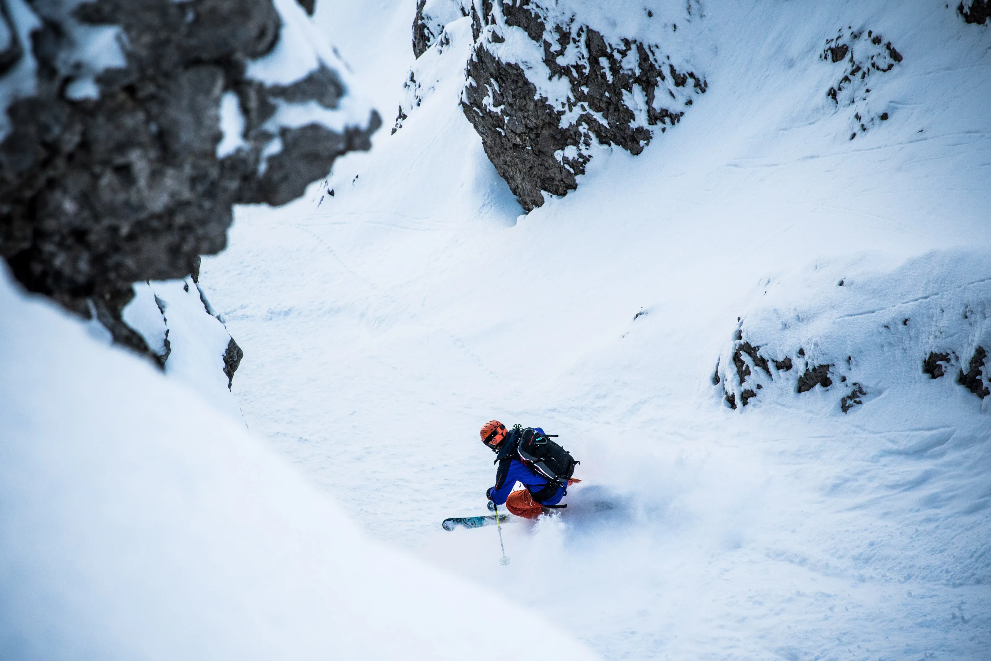 Florian Häusler beim Freeriden im steilen Schnee am Thaneller.