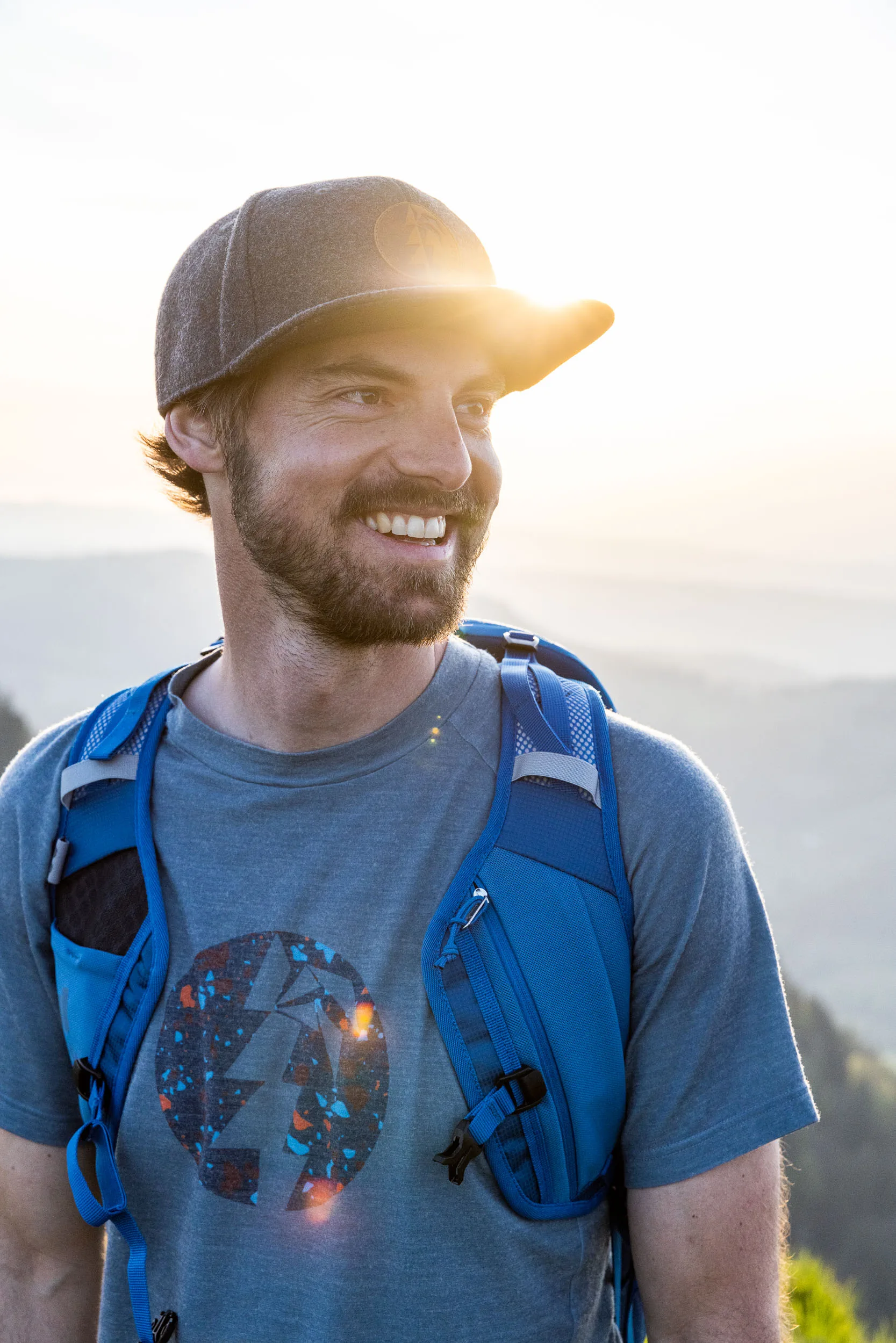 Wandernde auf einem Bergweg am Hochgrat mit Blick über das Allgäu.