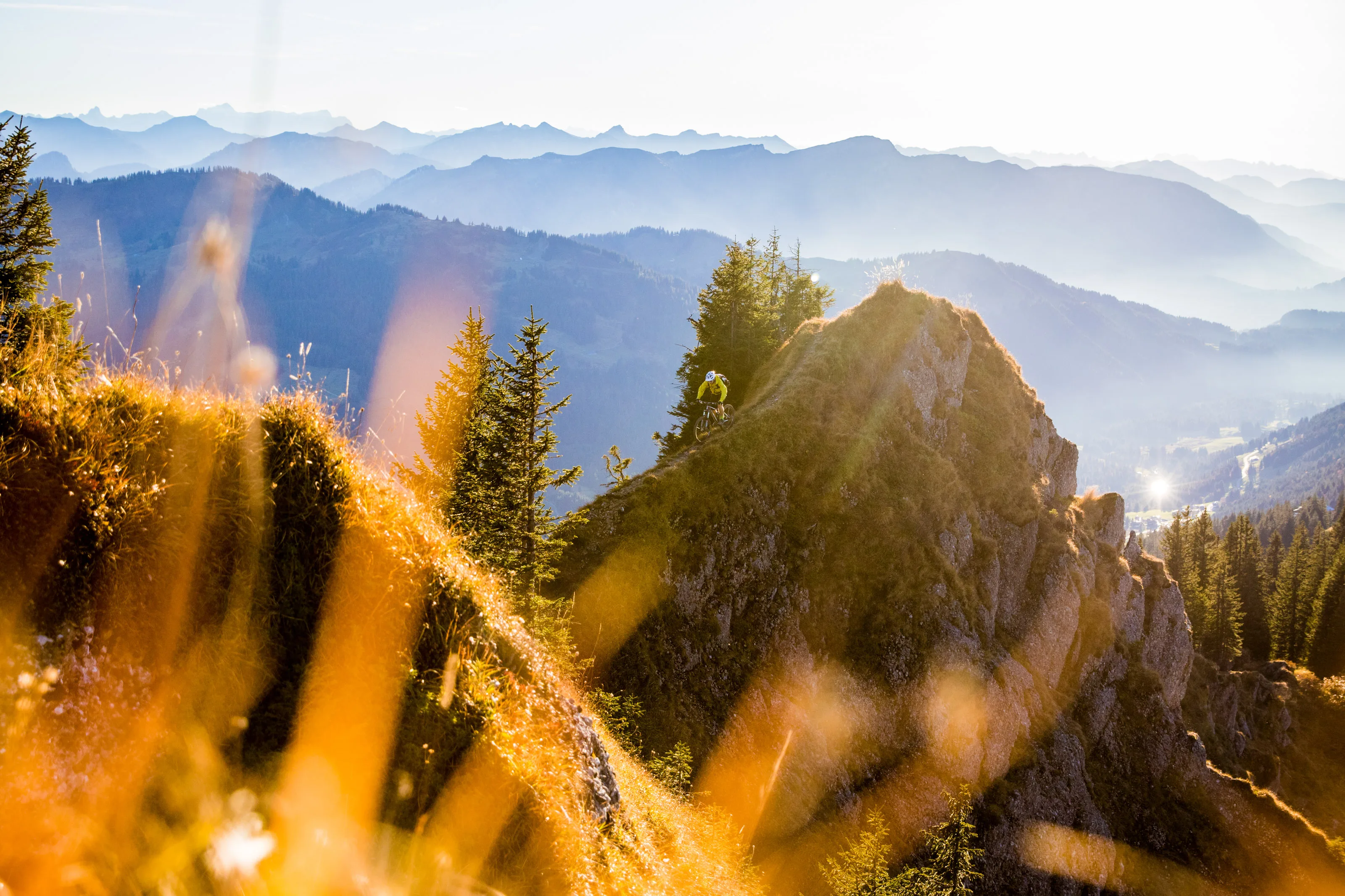 Florian Häusler fährt mit dem Mountainbike auf einem Felsgrat.