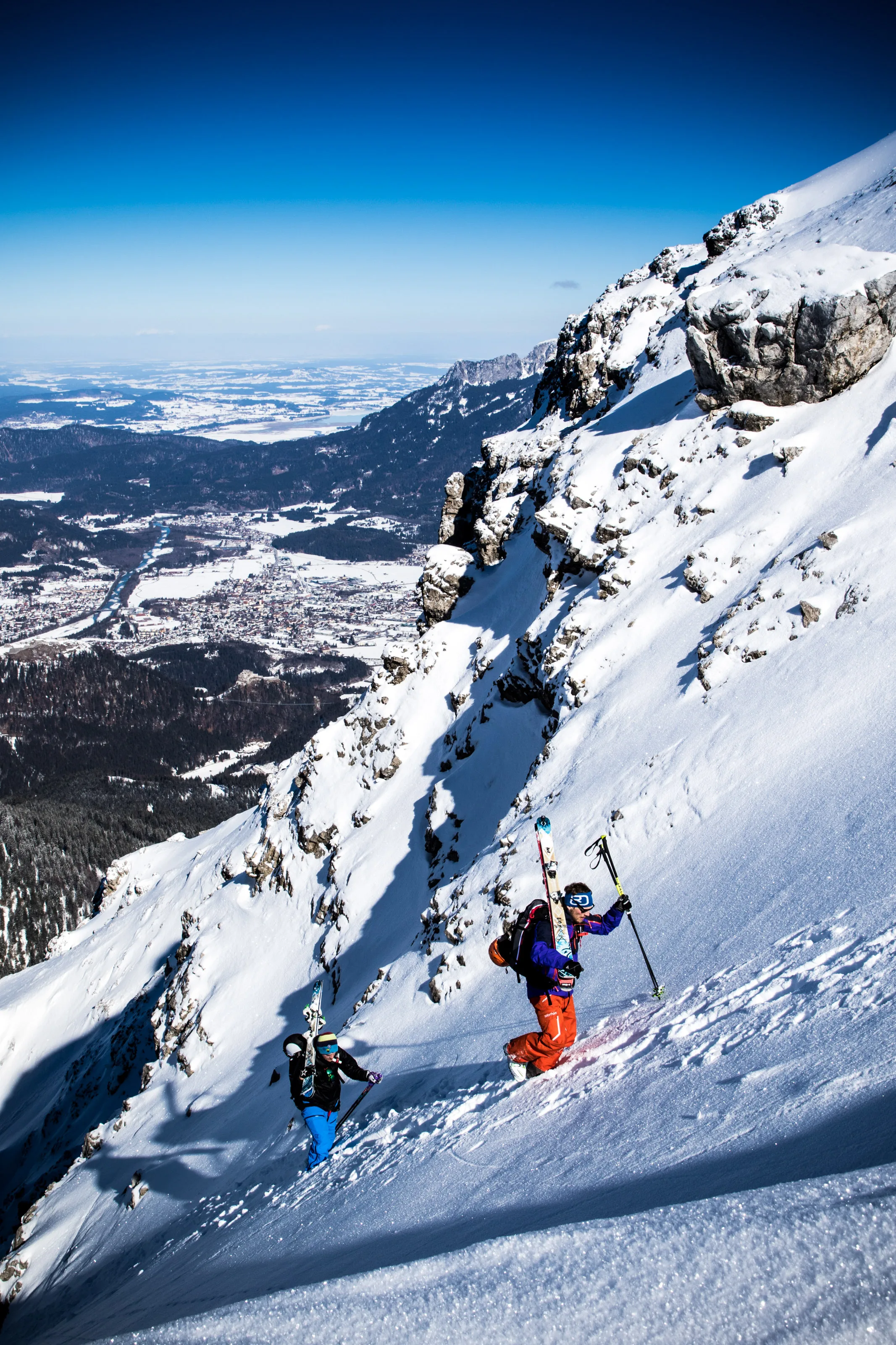 Florian Häusler und Florian Bergmann beim Skiaufstieg im steilen Hang am Thaneller.