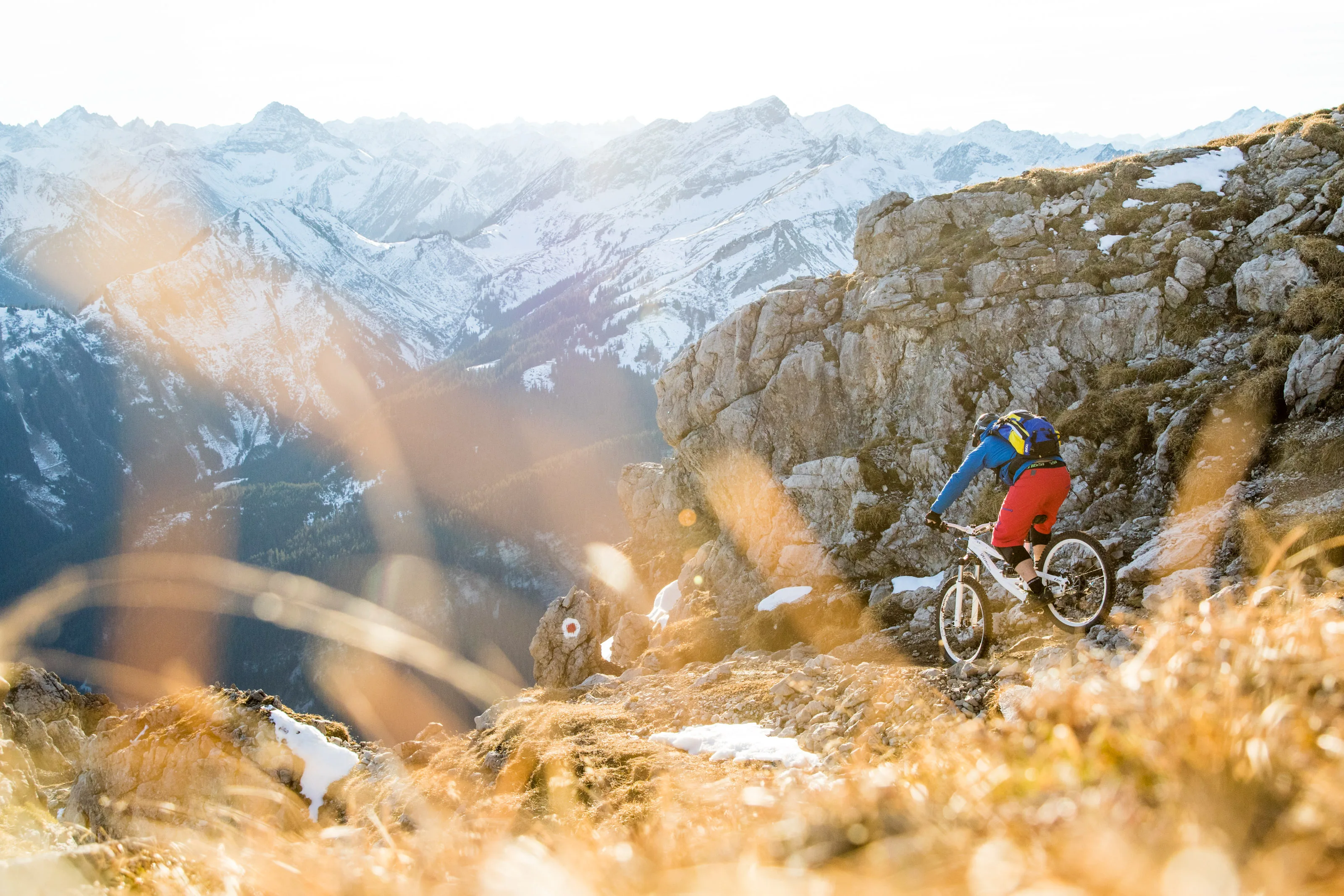 Florian Bergmann fährt mit dem Mountainbike über einen felsigen Trail am Thaneller.