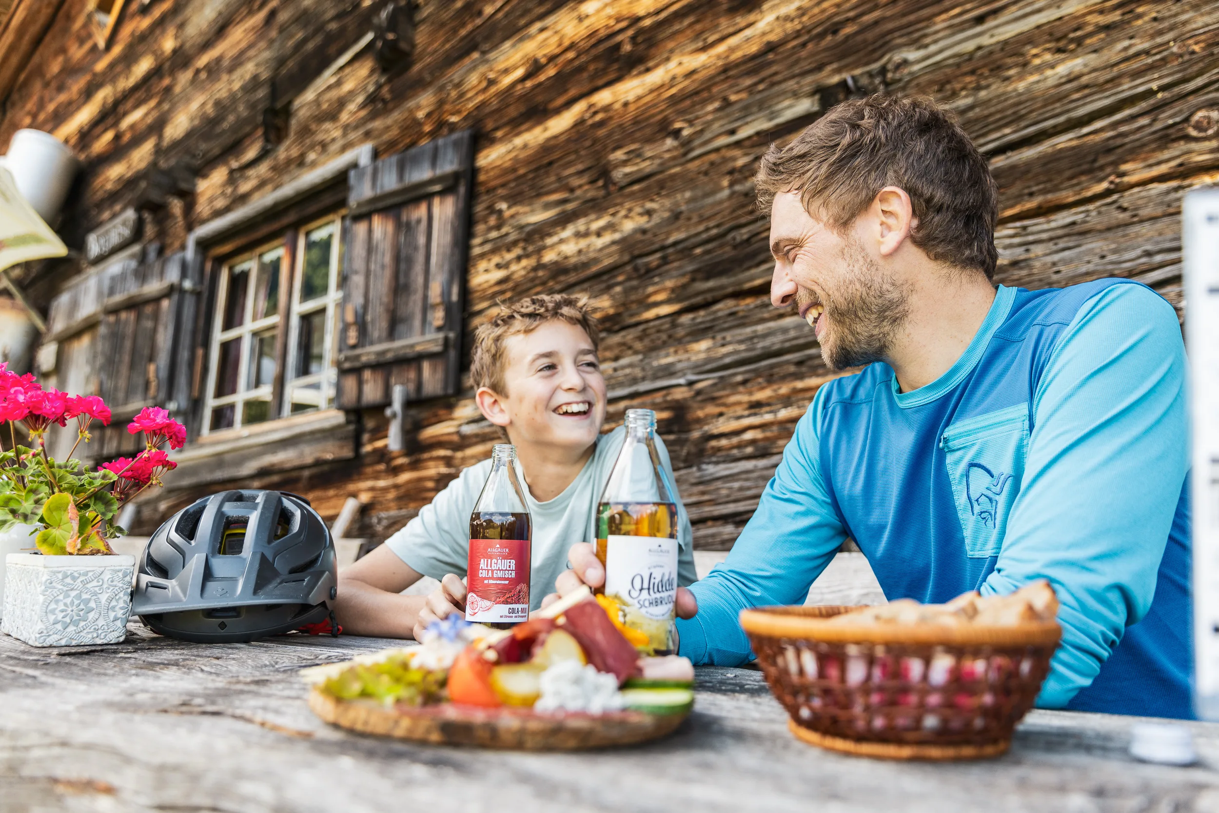 Florian Häusler und Kilian Morell lachen bei der gemeinsamen Einkehr an der Alpe