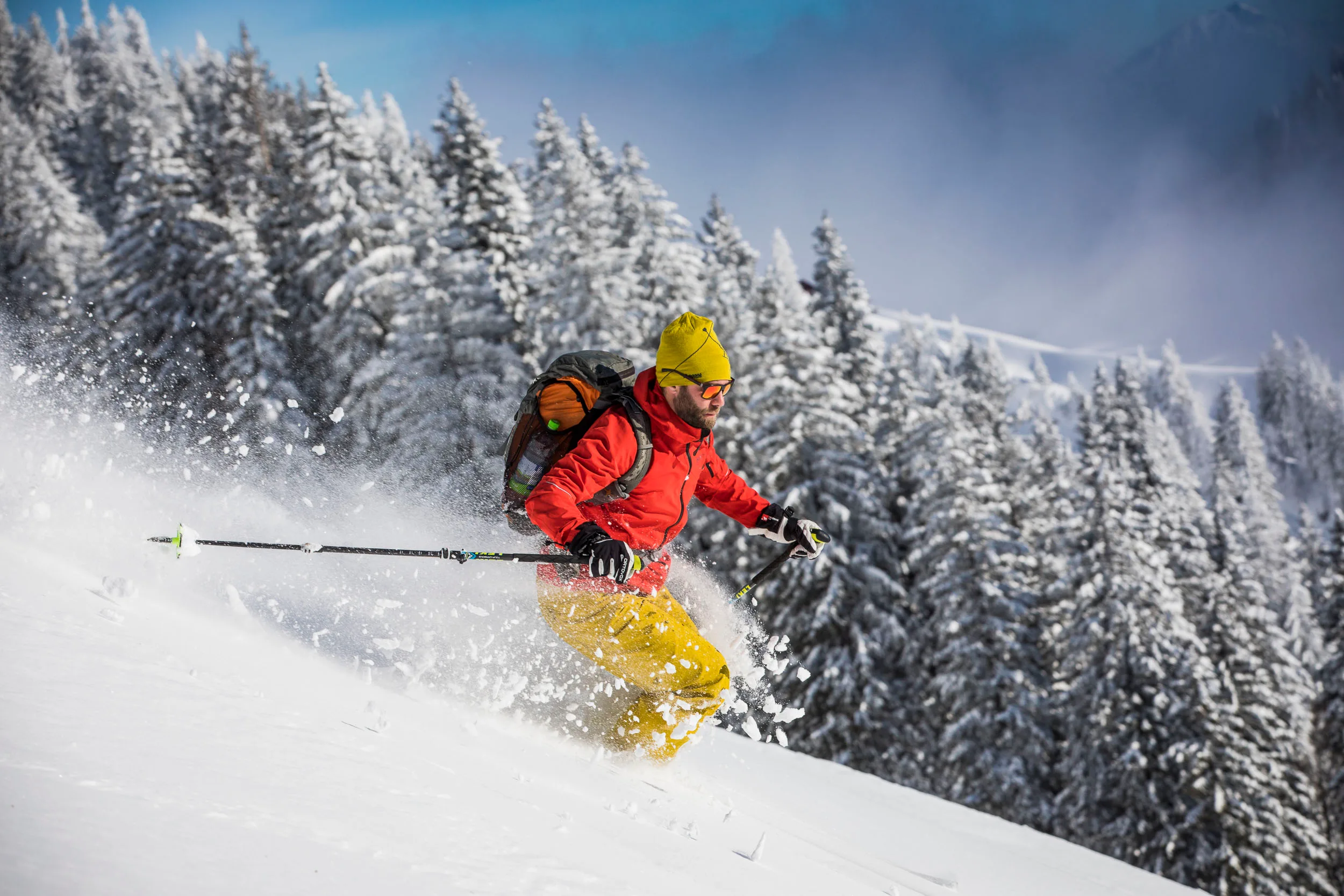 Skifahrer zieht eine dynamische Linie durch den lockeren Pulverschnee.