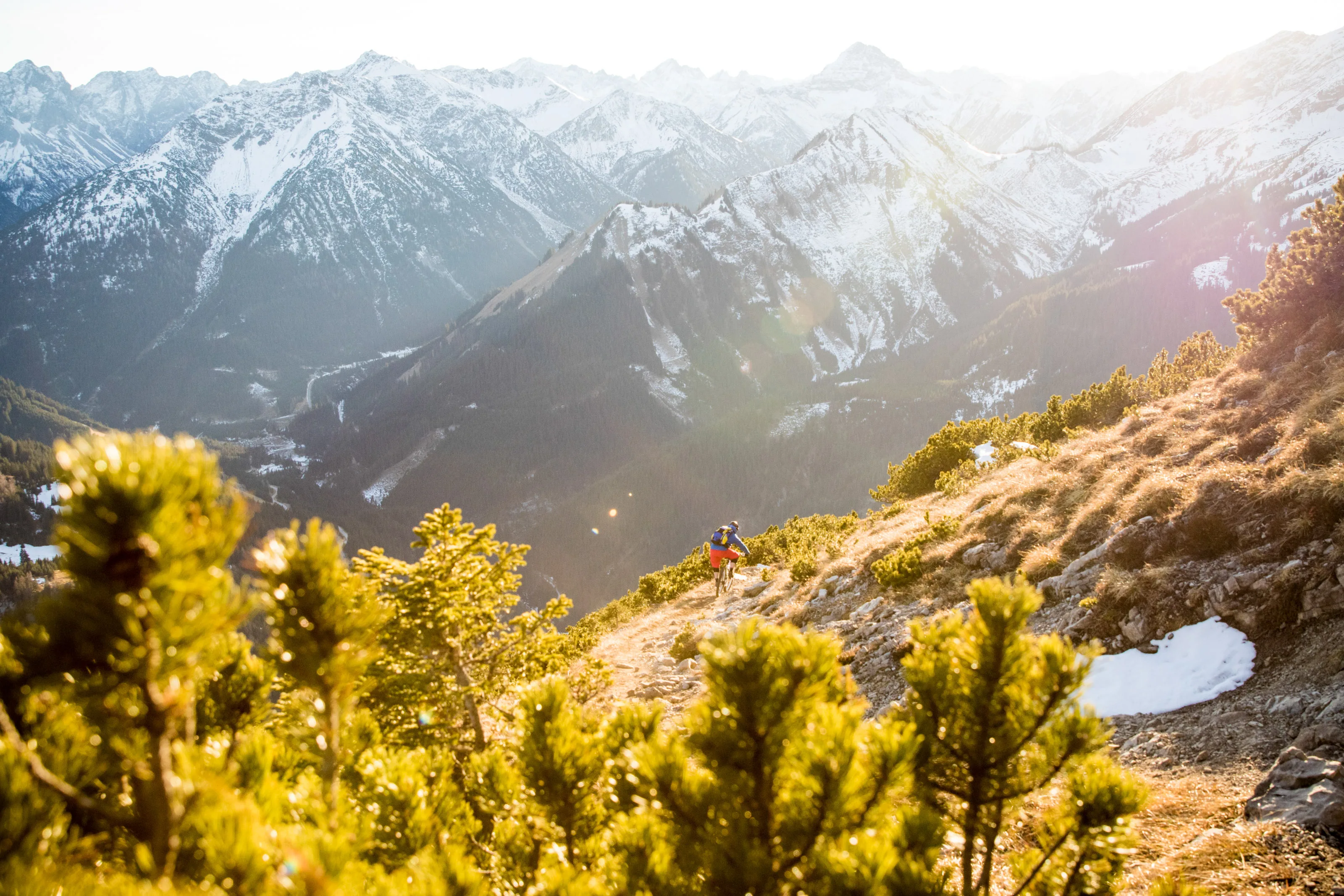Florian Bergmann fährt mit dem Mountainbike auf einem alpinen Trail am Thaneller.