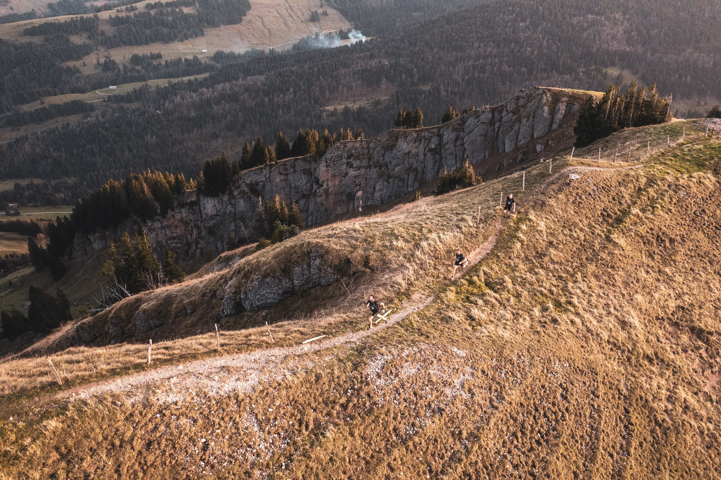 Trailrunner auf einem Gratweg in der Nagelfluhkette im warmen Abendlicht