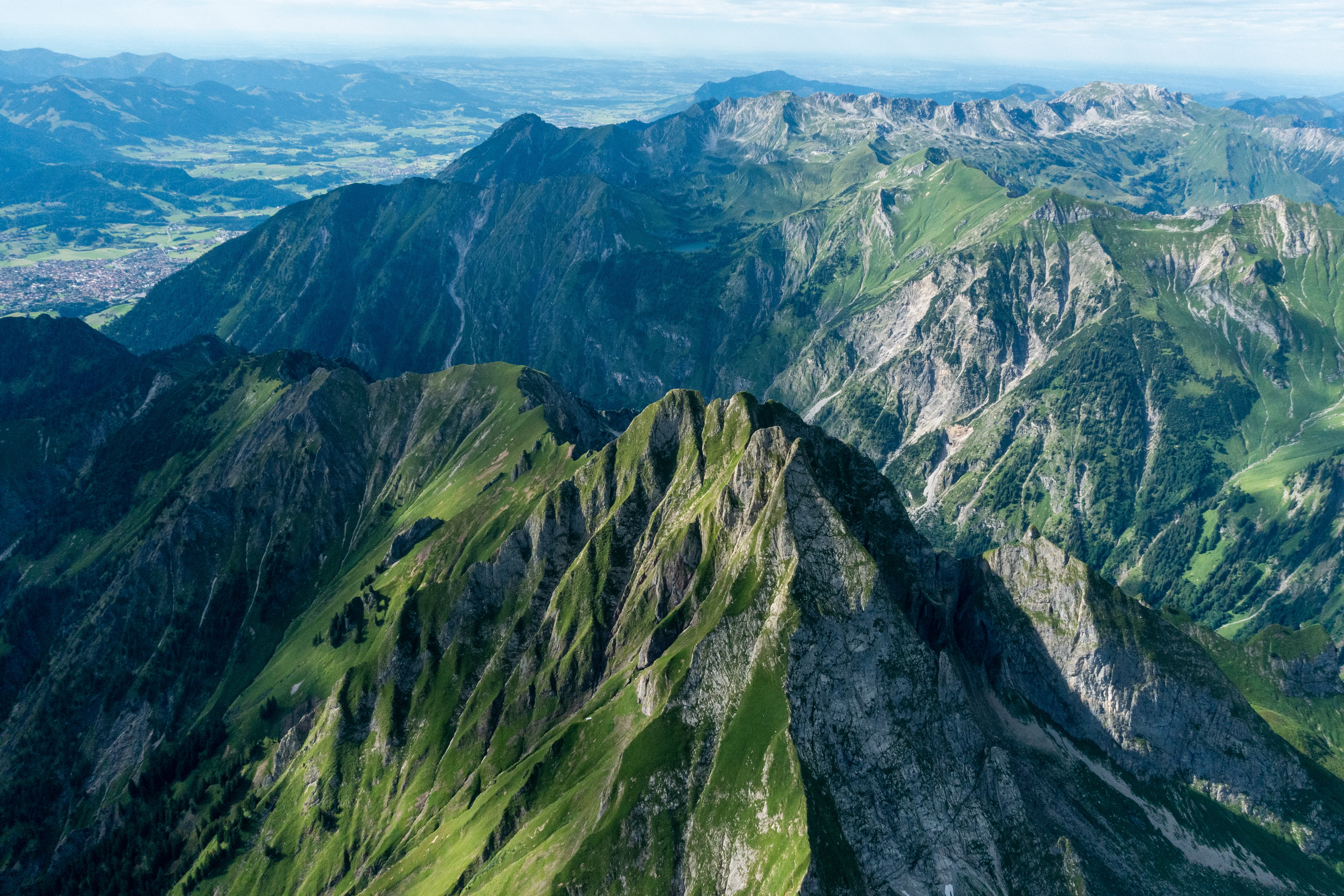 Gleitschirm über den Bergen im Oberallgäu.