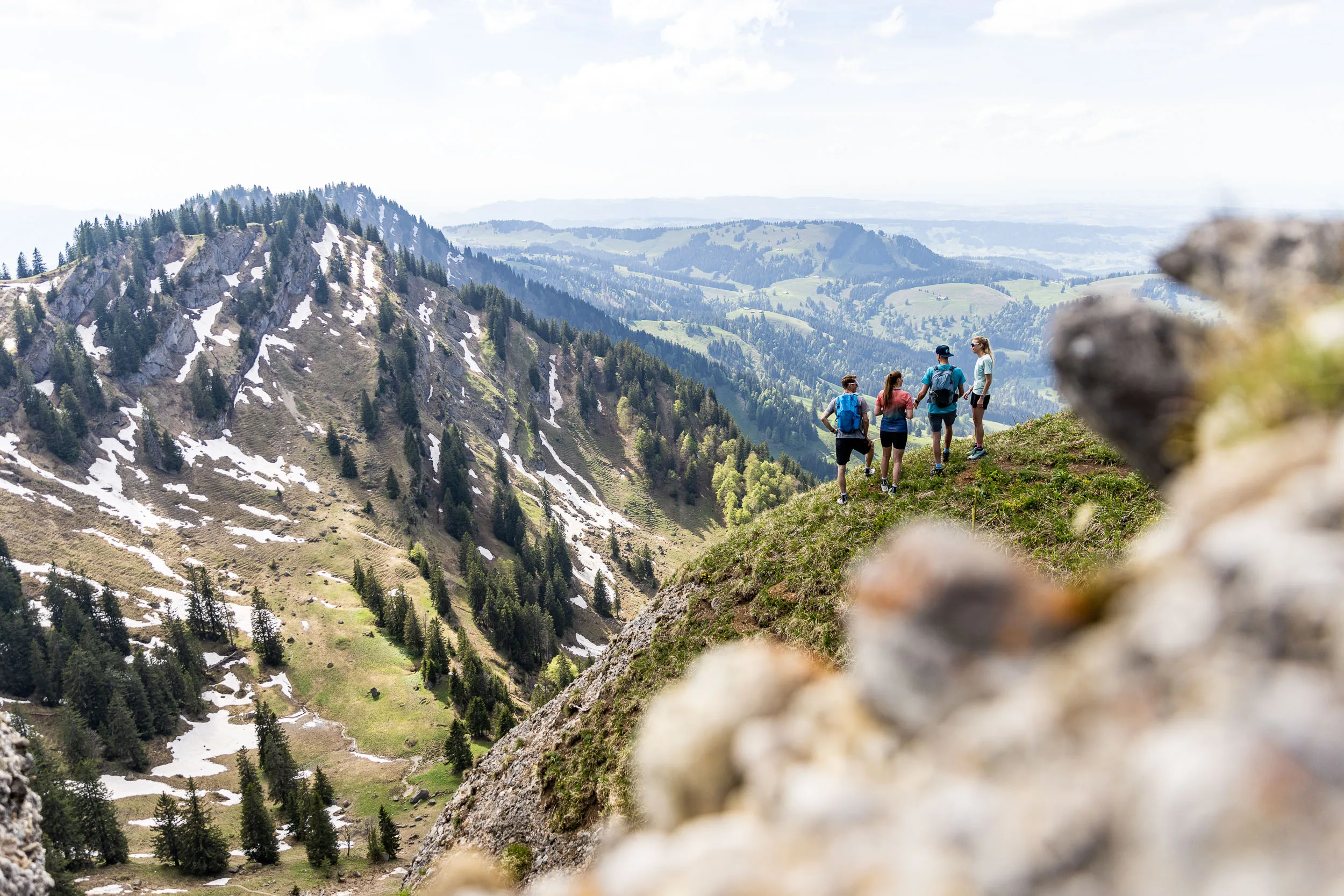 Wandernde auf einem Bergweg am Hochgrat mit Blick über das Allgäu.