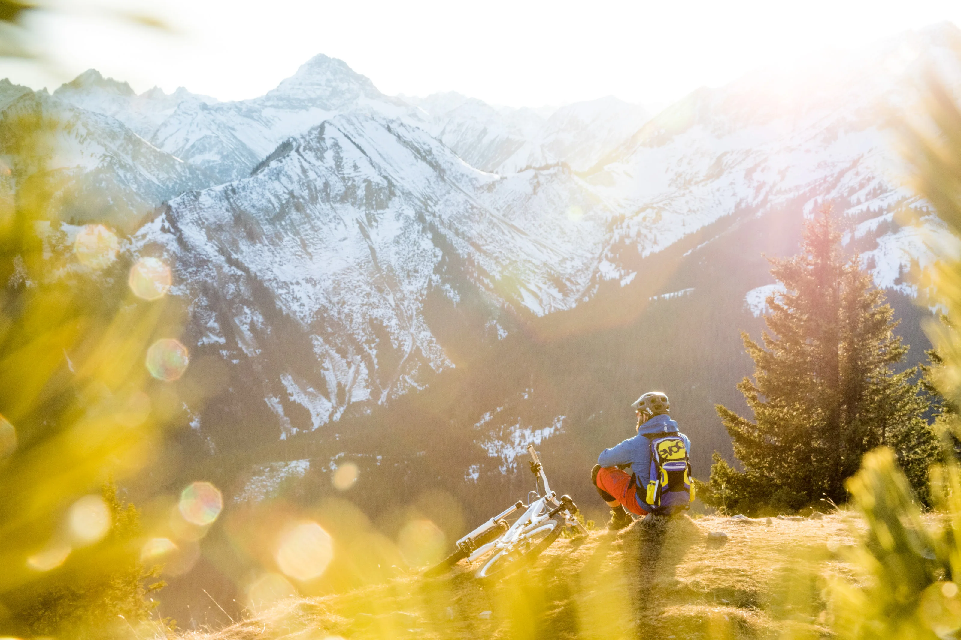 Florian Bergmann auf dem Mountainbike in einem steilen Hang am Thaneller.