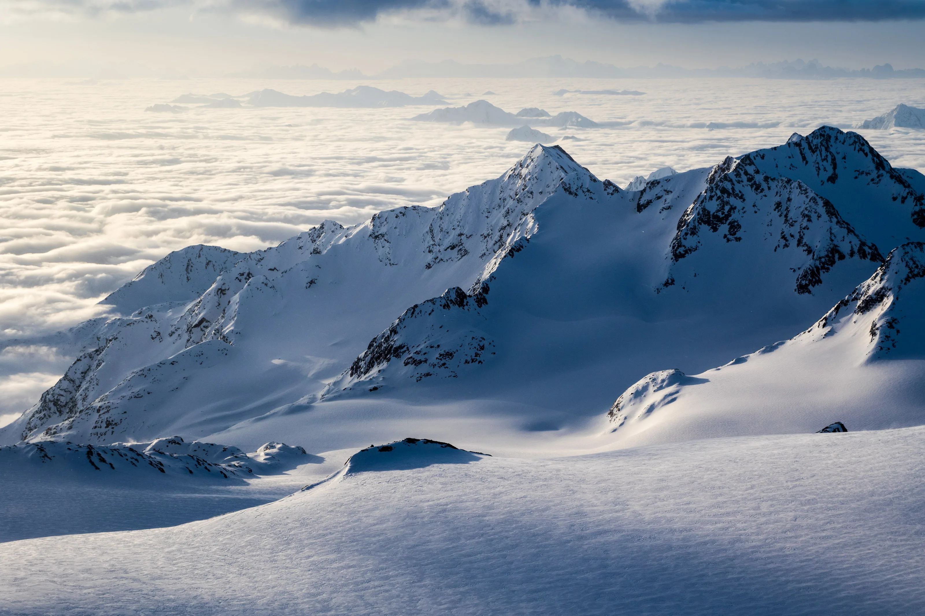 Unberührter Schneerücken führt zu schroffen Gipfeln am Stubaier Gletscher