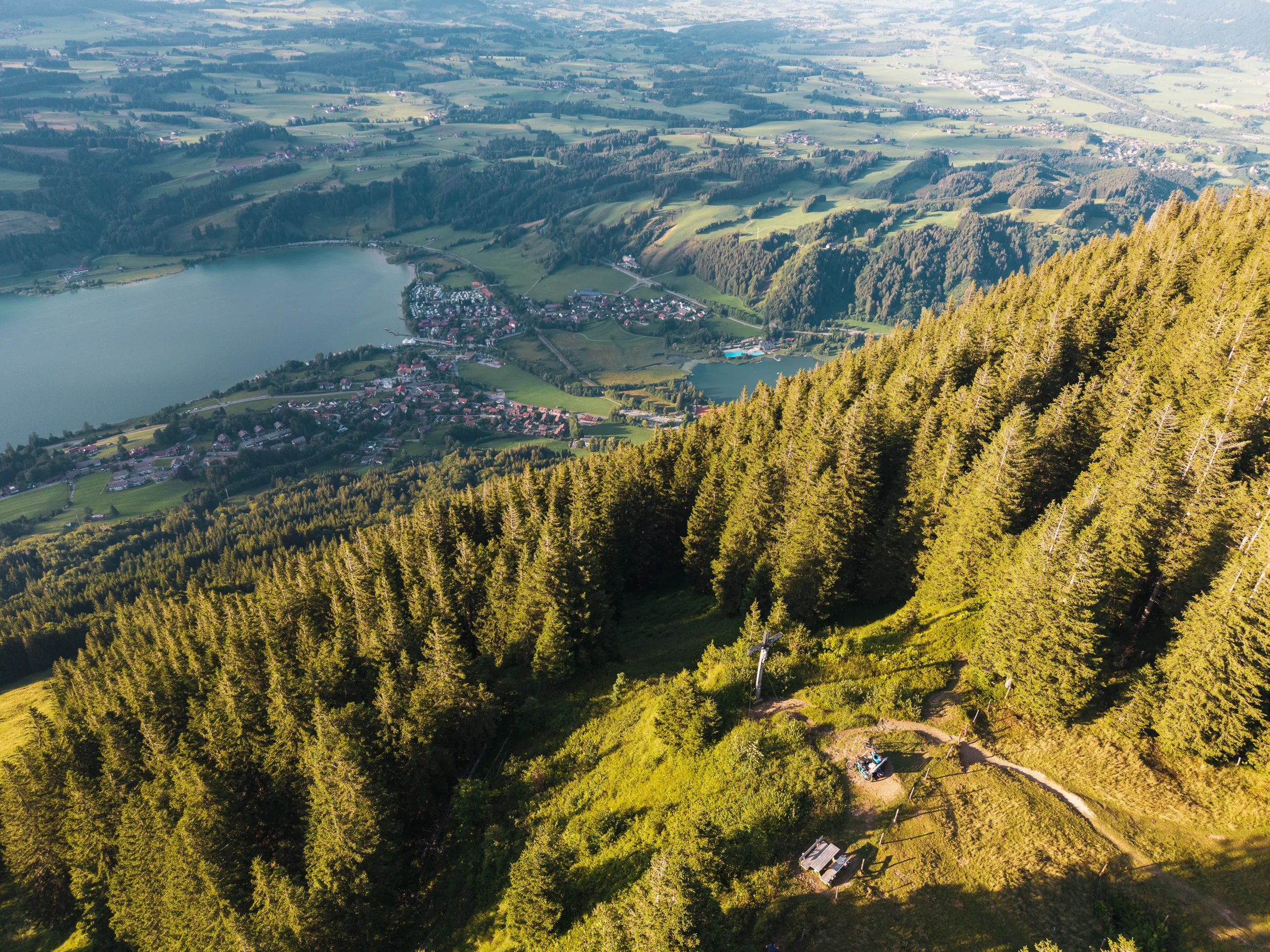 Blick vom Gschwenderberg über den Großen Alpsee und Immenstadt