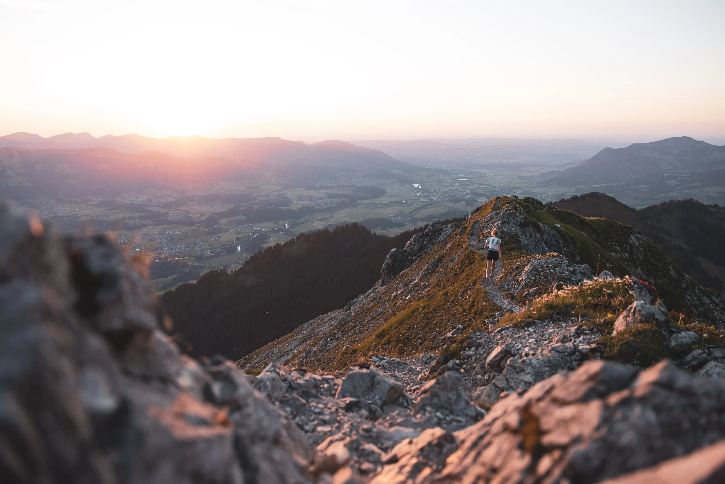Ronja Morell läuft im Sonnenuntergang über einen schmalen Berggrat