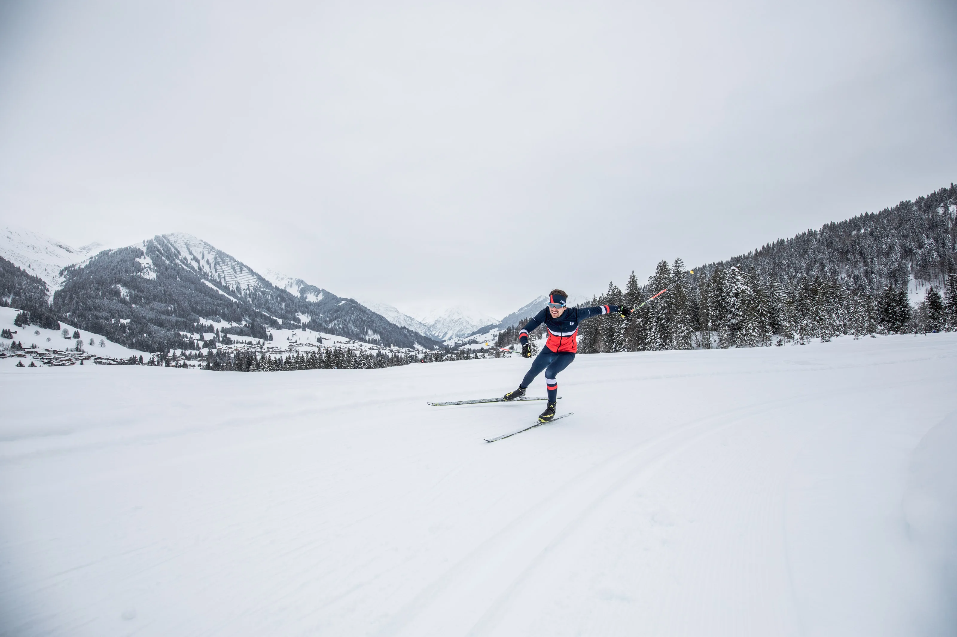Michael Schnetzer beim Skating-Langlauf auf einer weiten Loipe im Kleinwalsertal.