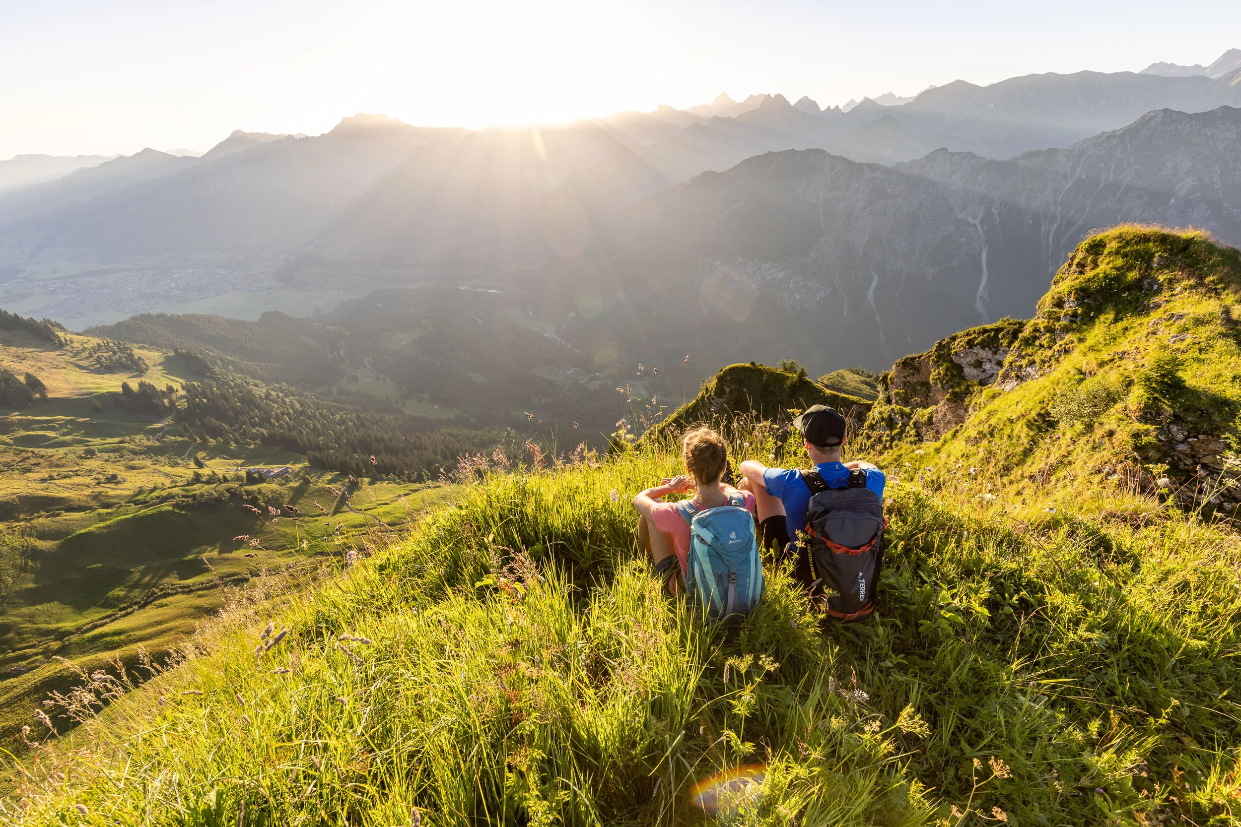 Wendelin Thannheimer und Agnes Zobel beim Wandern im Morgenlicht am Fellhorn/Söllereck.