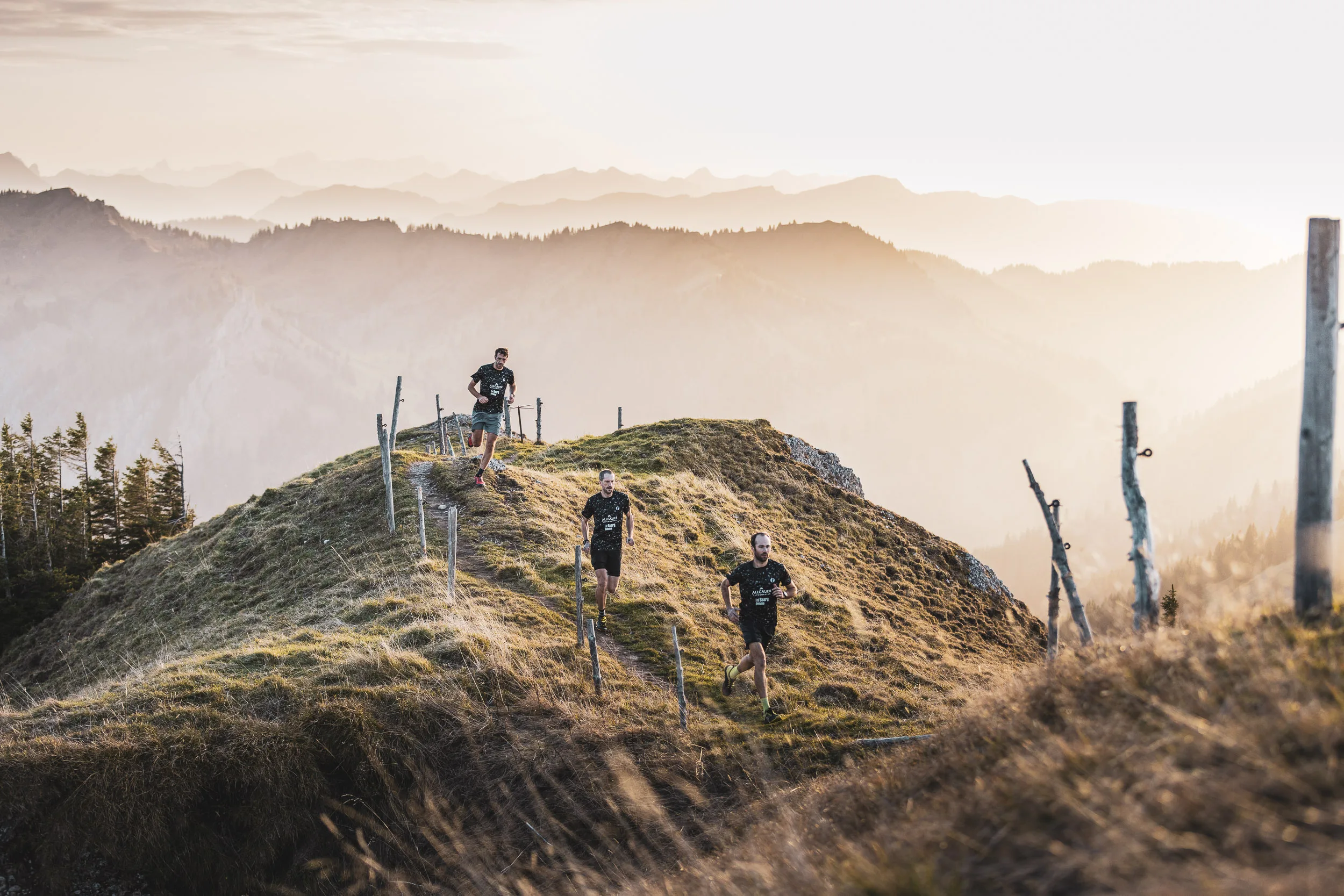 Trailrunner folgen einem hellen Kammweg durch die Nagelfluhkette