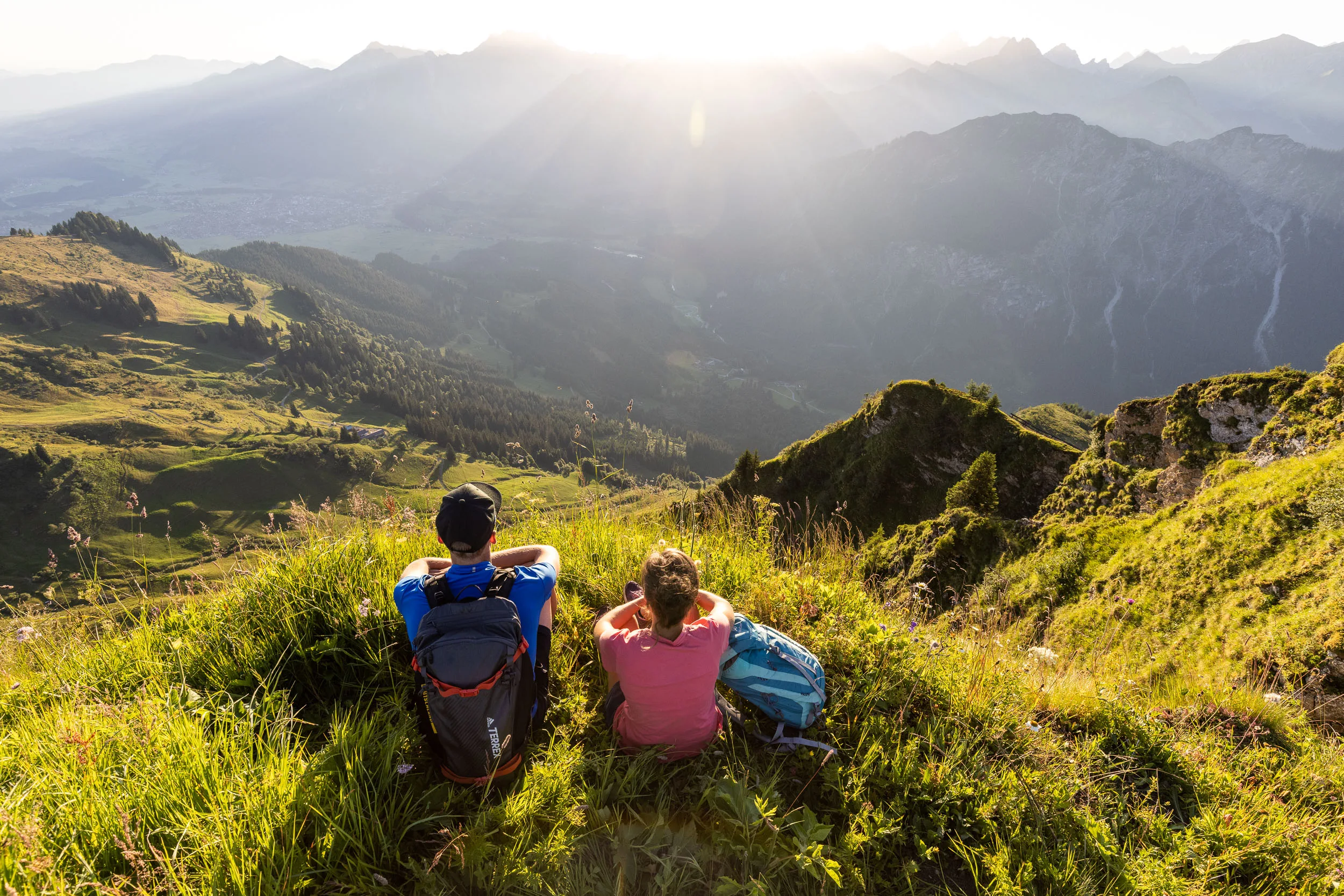 Wendelin Thannheimer und Agnes Zobel beim Wandern im Morgenlicht am Fellhorn/Söllereck.