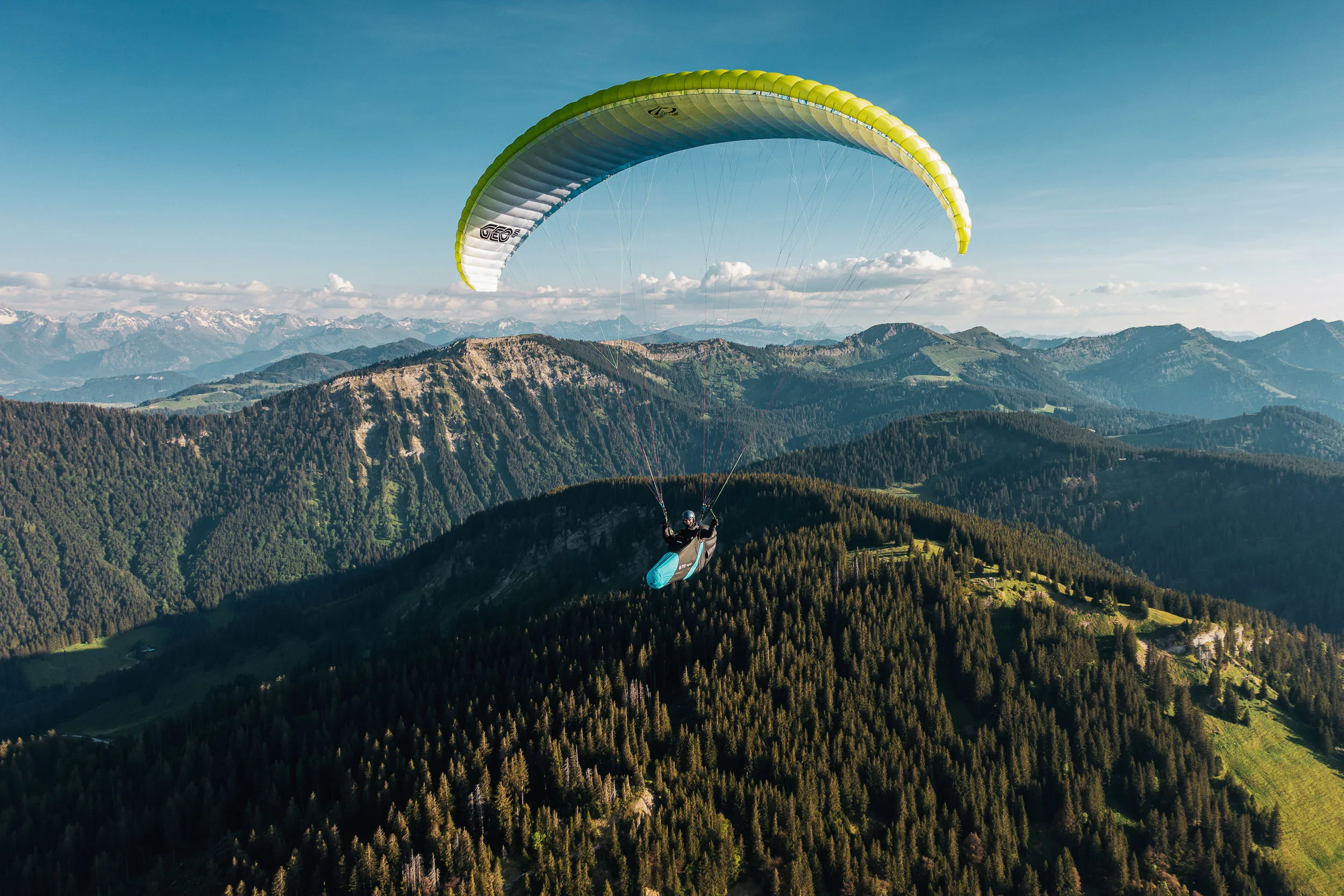 Gleitschirm über den Bergen im Oberallgäu.