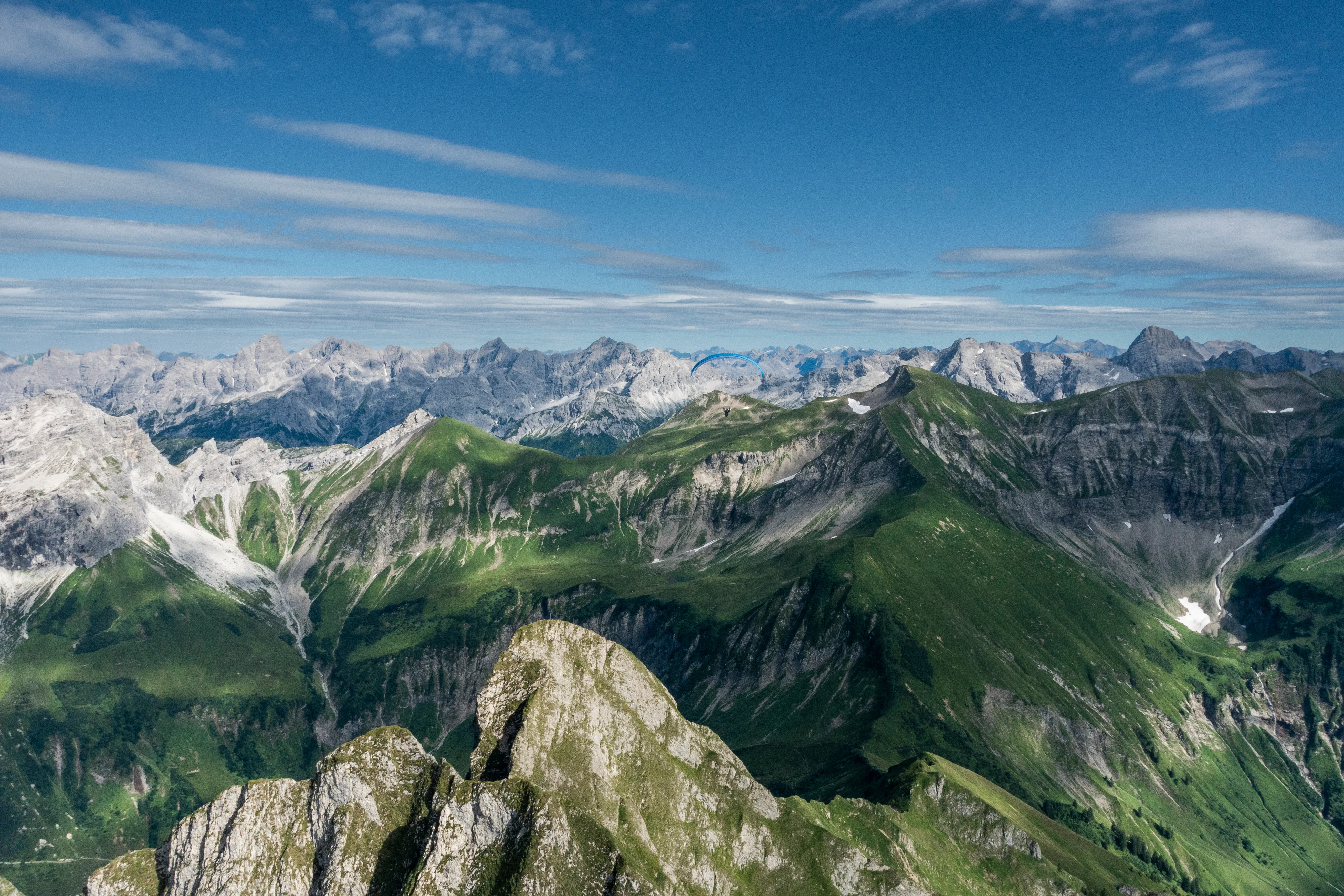 Gleitschirm über den Bergen im Oberallgäu.